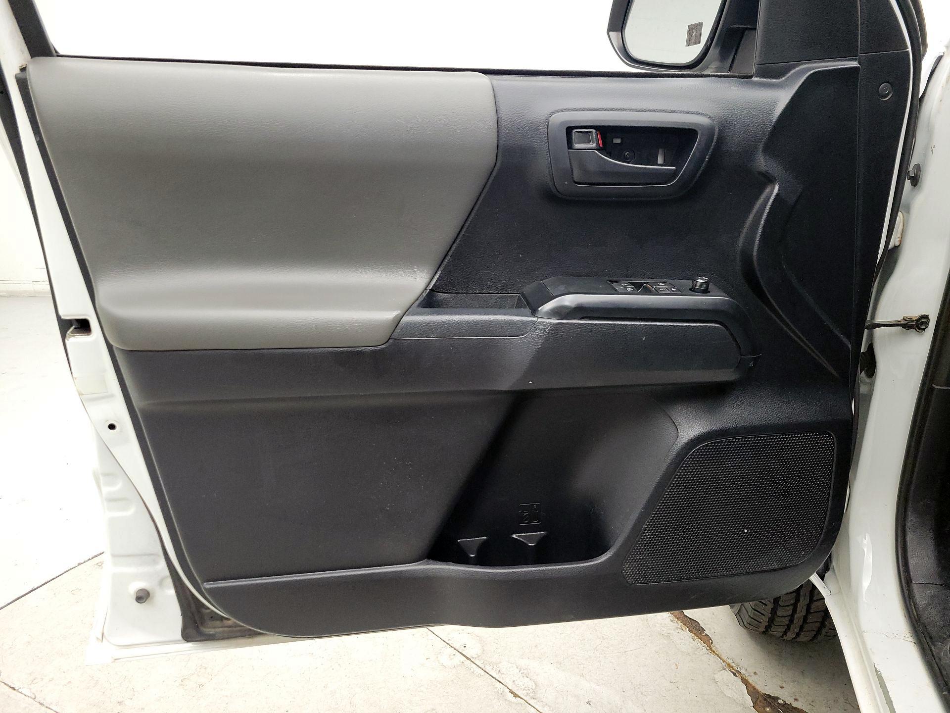 Thumbnail: 2019 Toyota Tacoma - 12