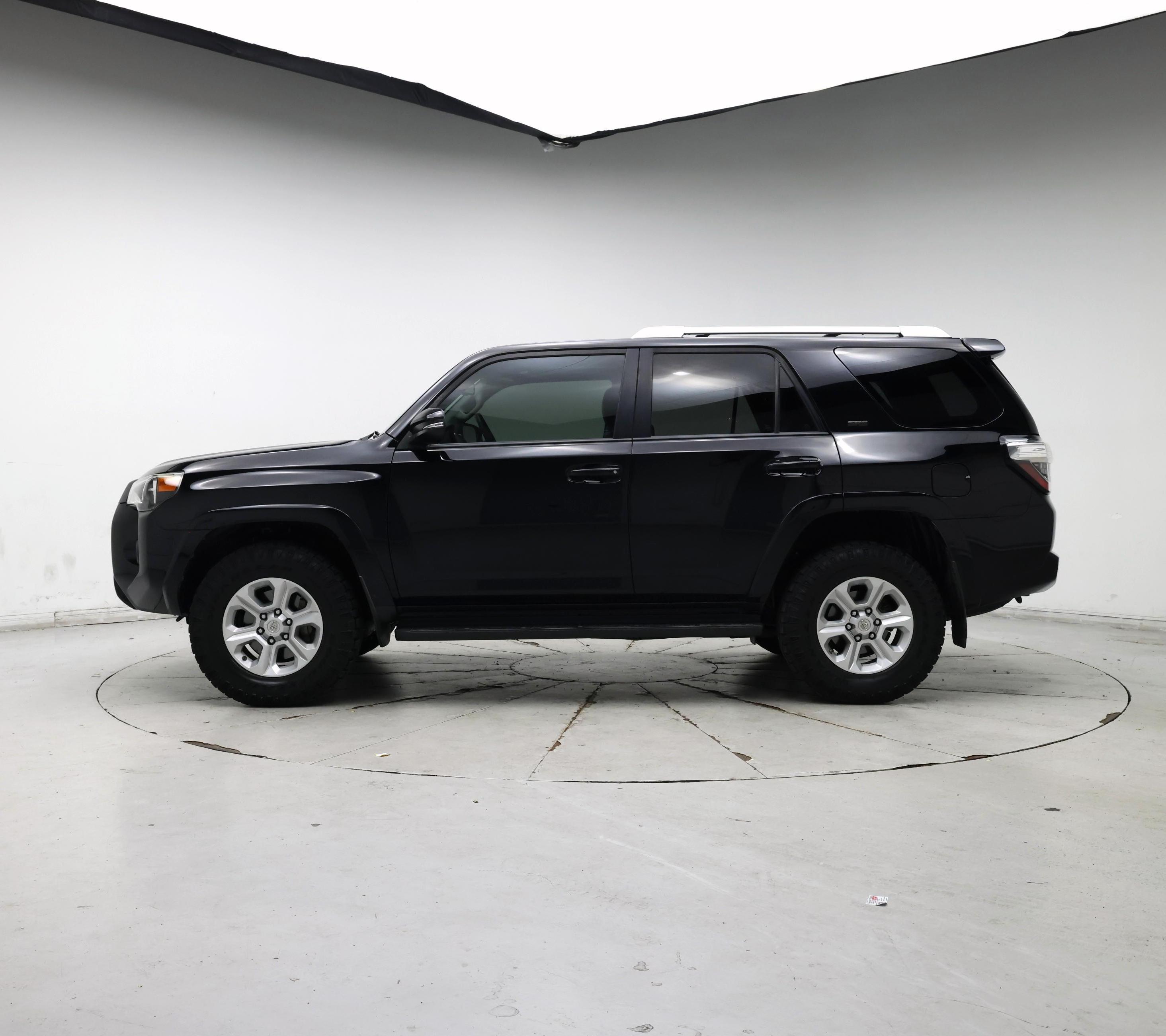 Thumbnail: 2016 Toyota 4Runner - 3