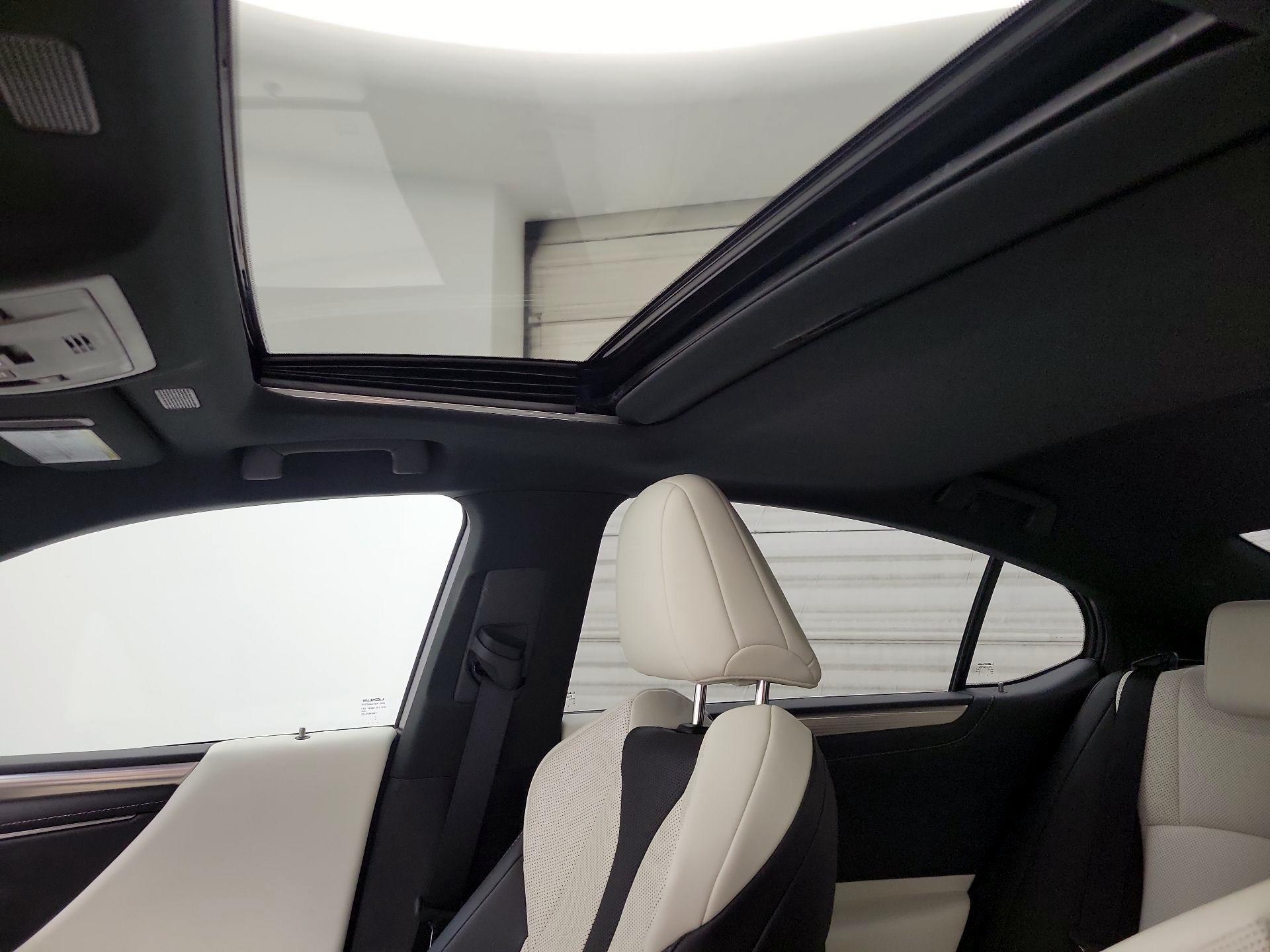 Thumbnail: 2022 Lexus ES - 19