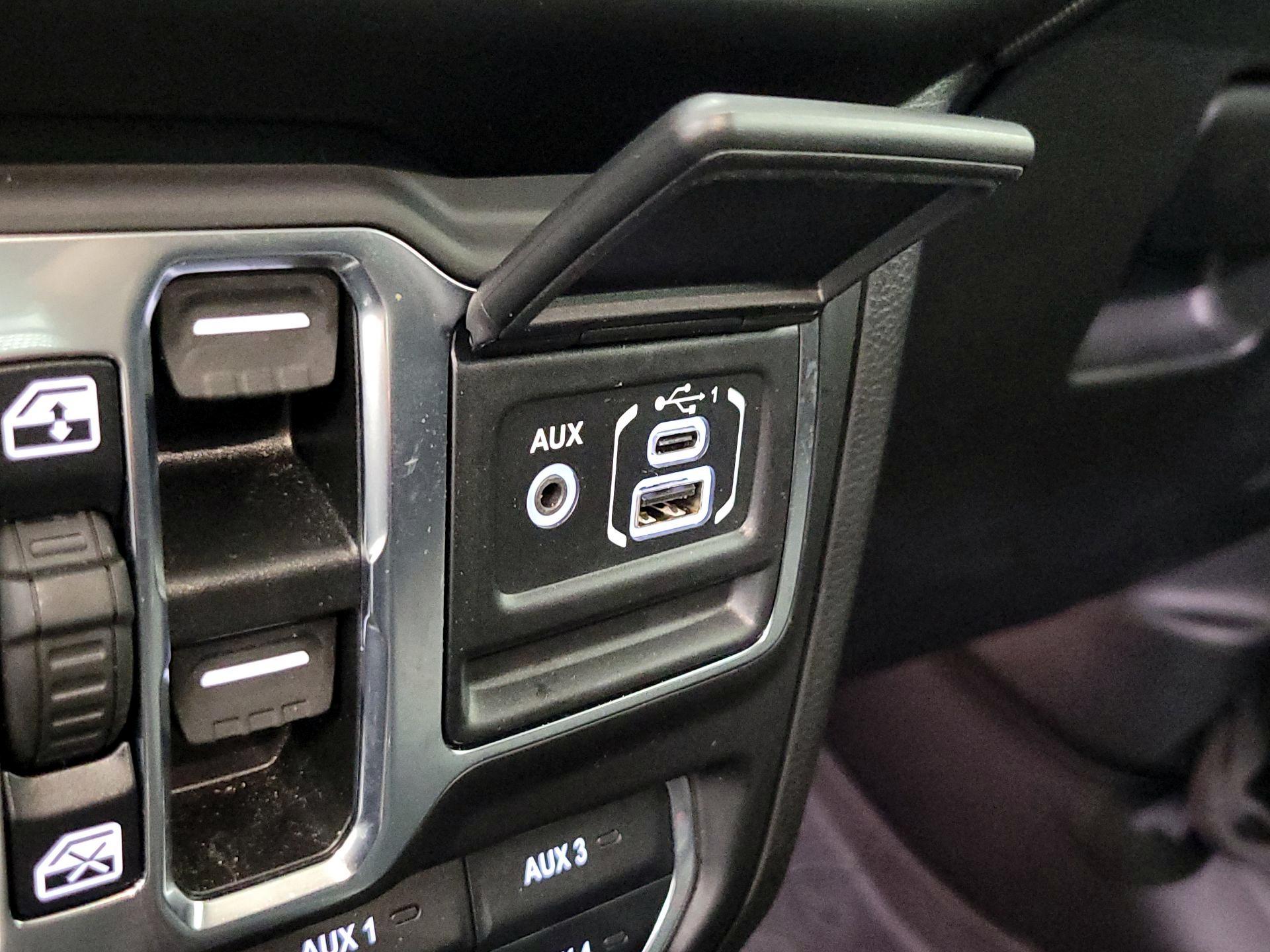 Thumbnail: 2021 Jeep Gladiator - 18