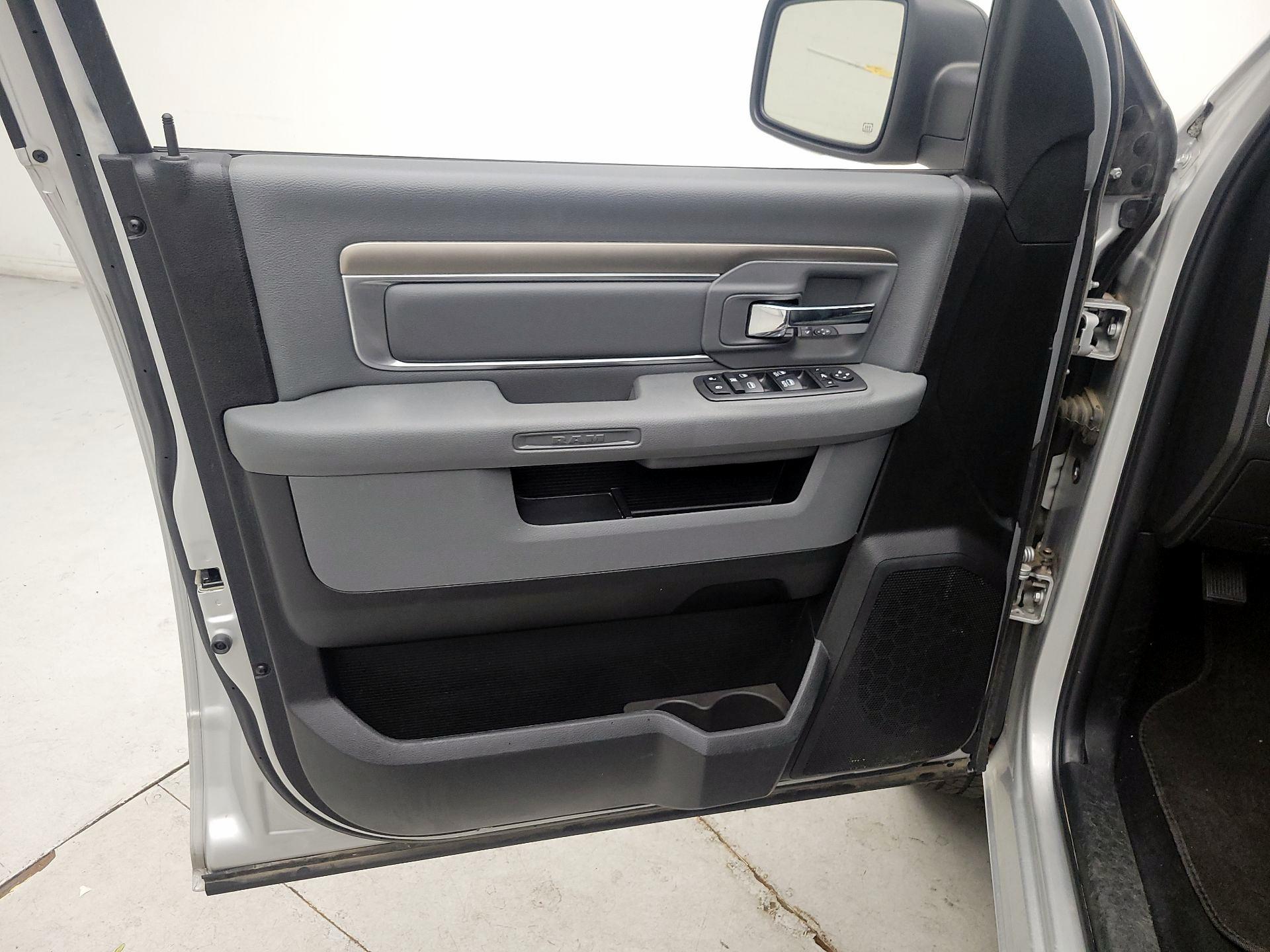 Thumbnail: 2019 RAM 1500 Classic - 12
