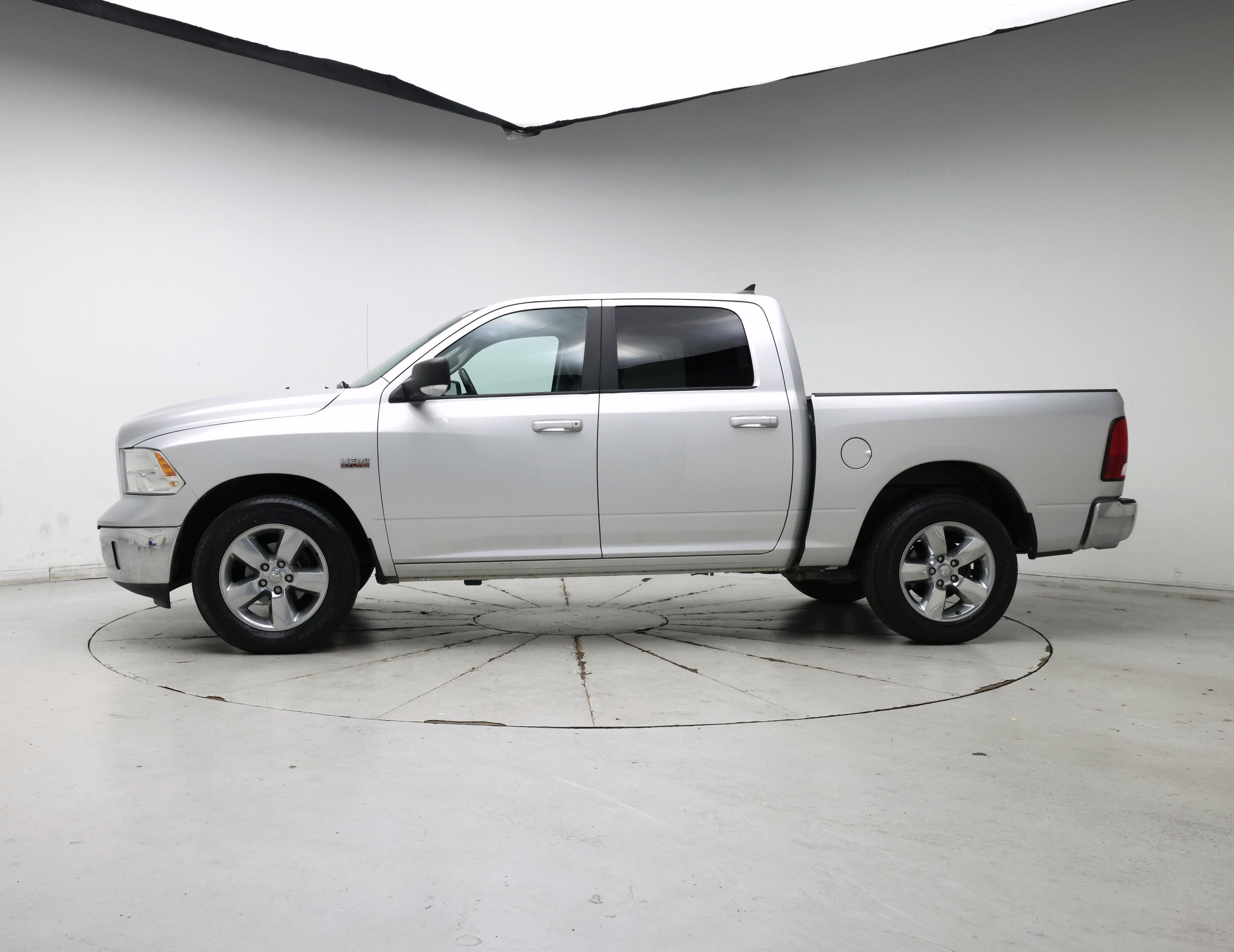 Thumbnail: 2019 RAM 1500 Classic - 3