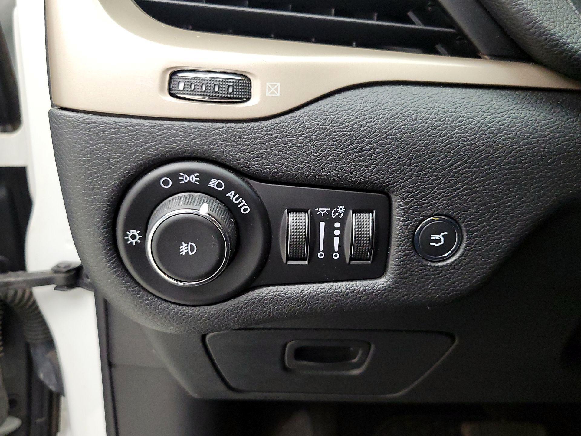 Thumbnail: 2016 Jeep Cherokee - 13