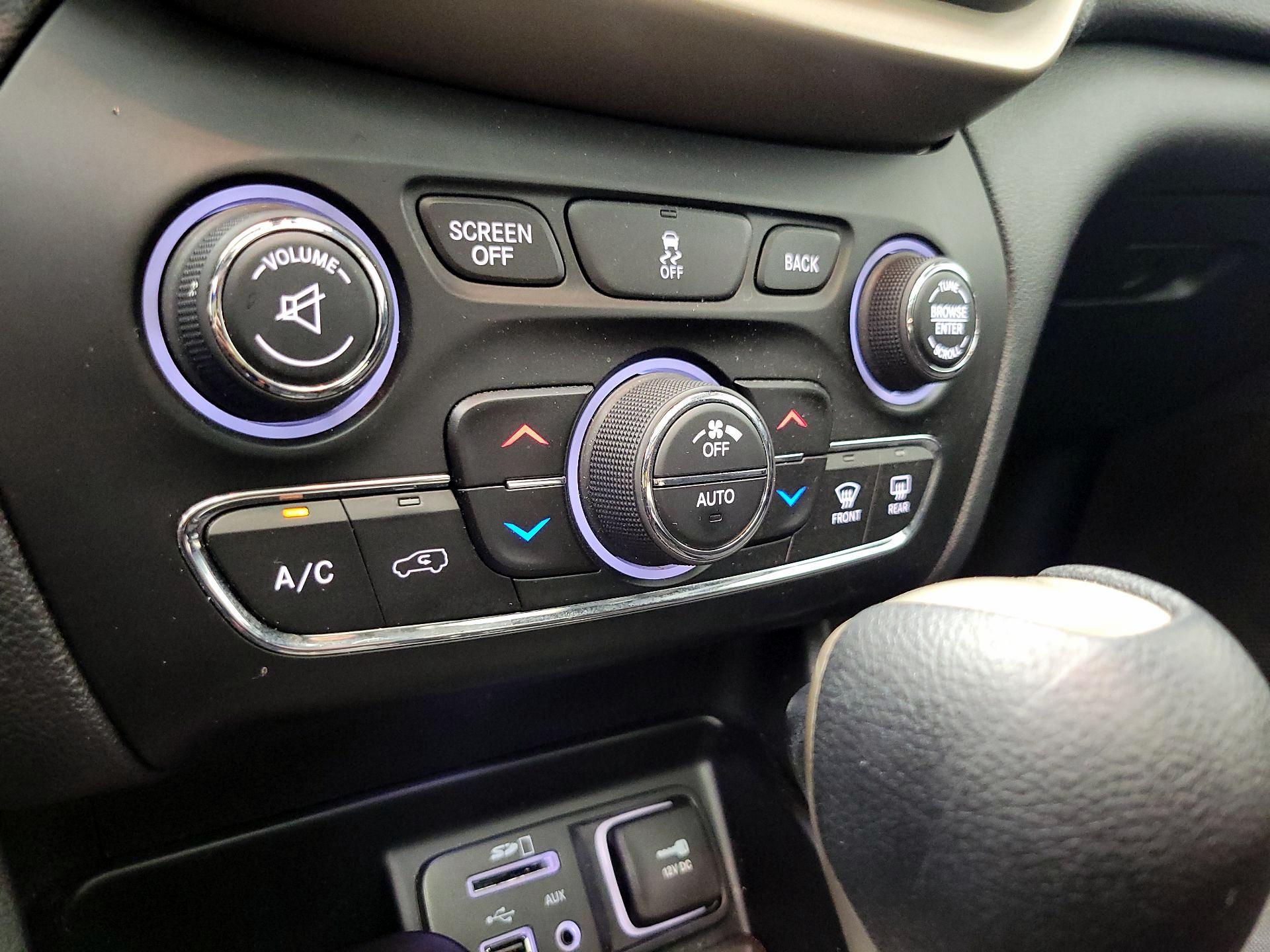 Thumbnail: 2016 Jeep Cherokee - 16