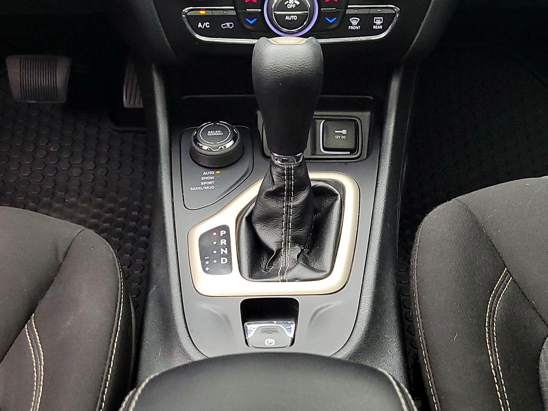 Thumbnail: 2016 Jeep Cherokee - 17