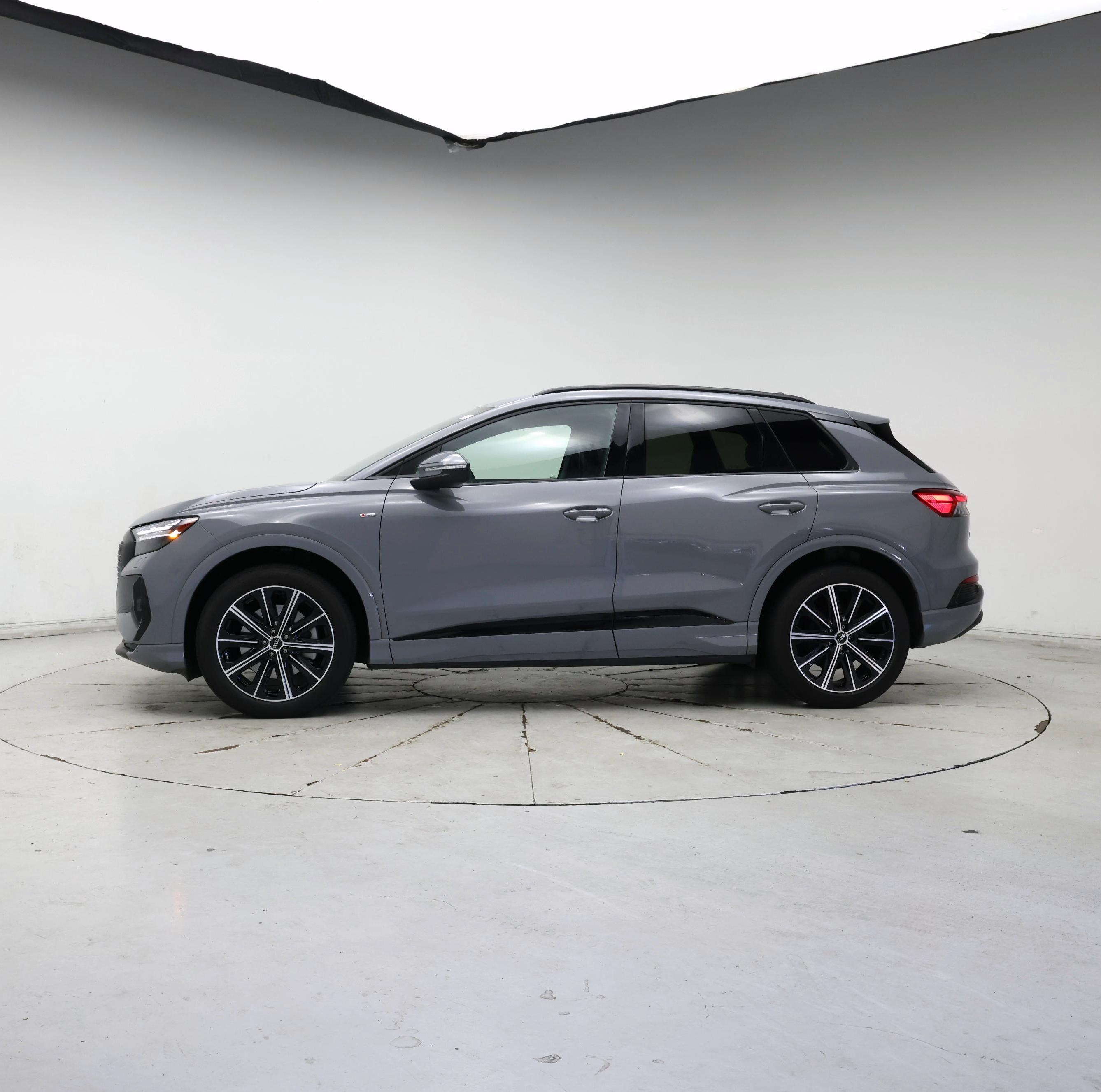 Thumbnail: 2022 Audi Q4 e-tron - 3