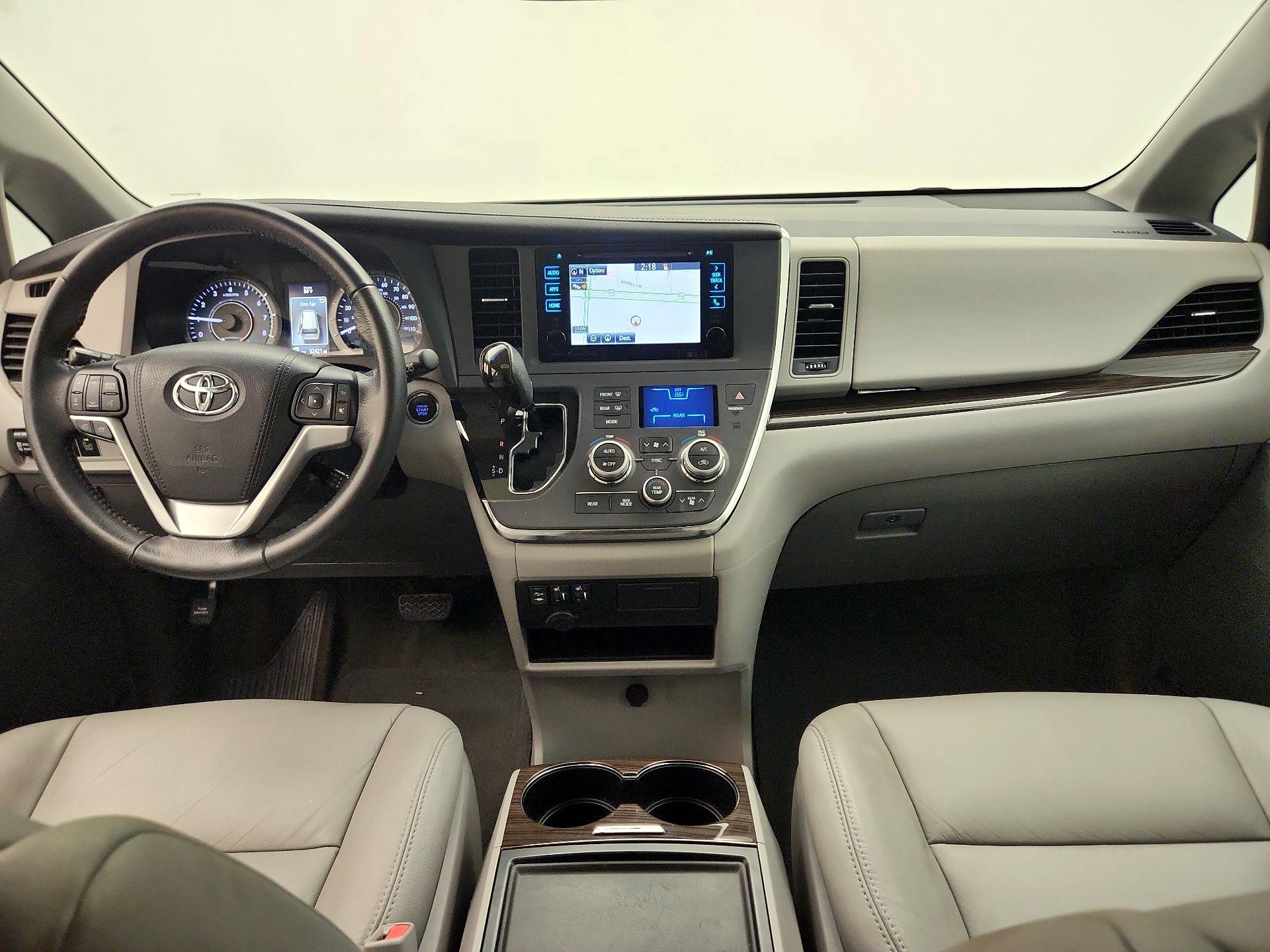 Thumbnail: 2017 Toyota Sienna - 9