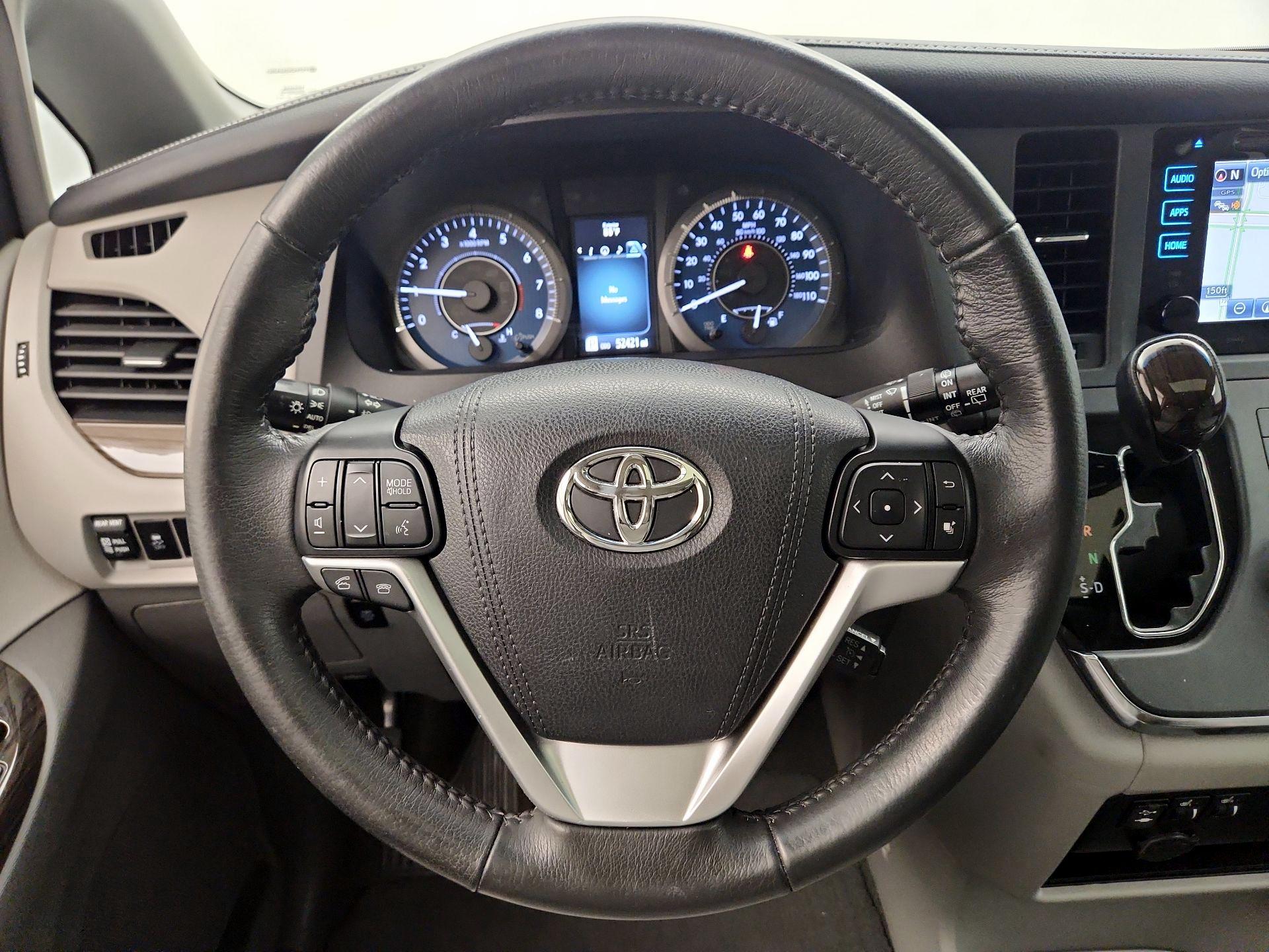 Thumbnail: 2017 Toyota Sienna - 10