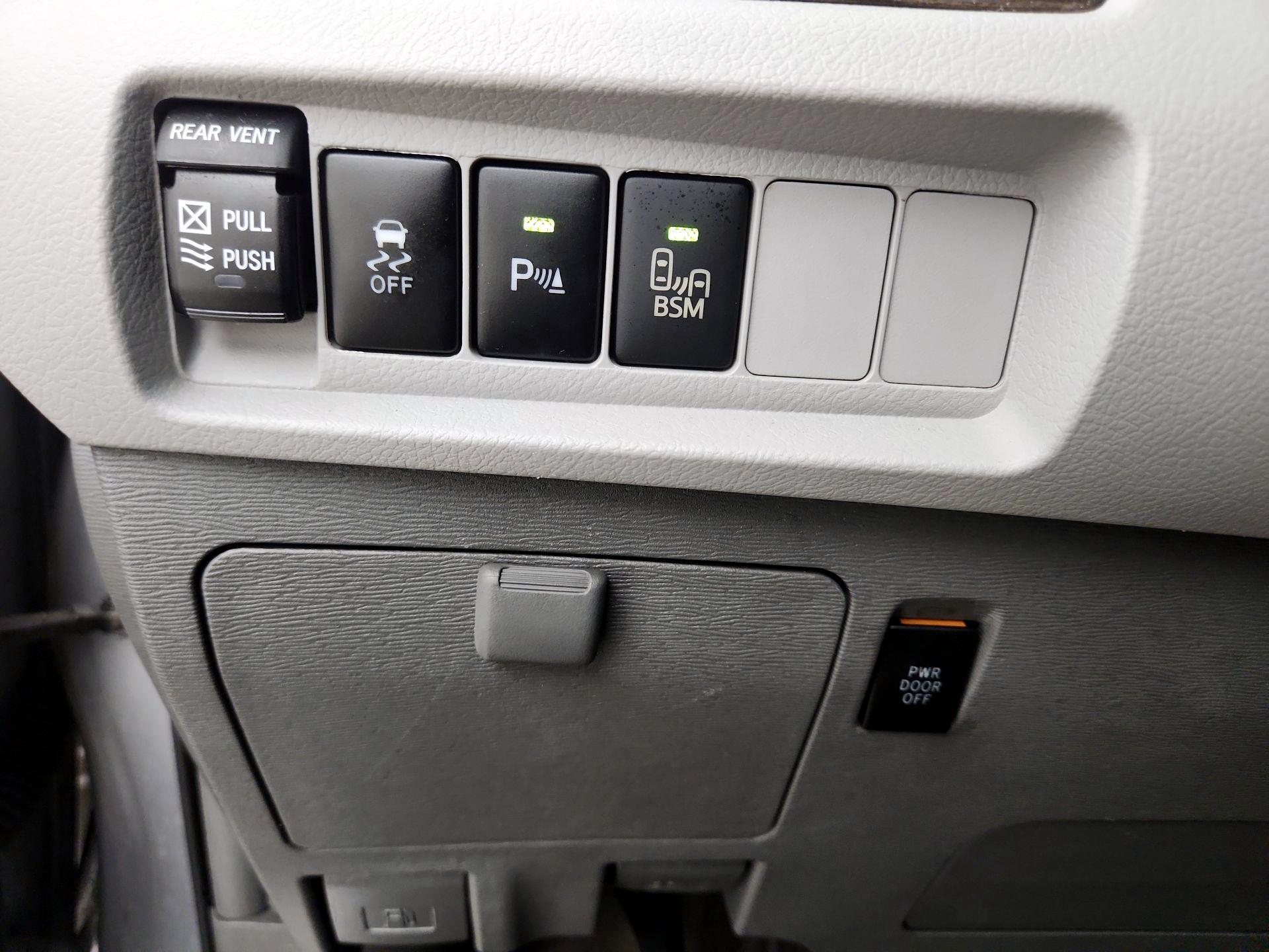 Thumbnail: 2017 Toyota Sienna - 13