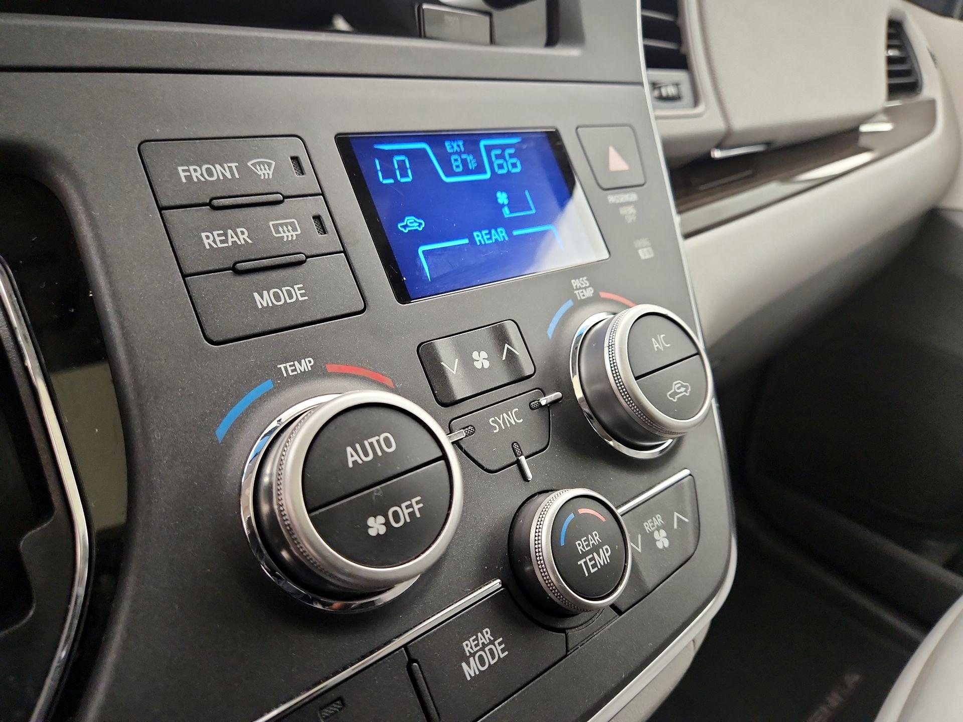 Thumbnail: 2017 Toyota Sienna - 17