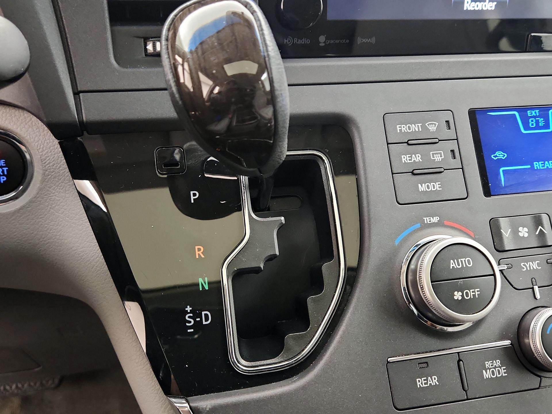 Thumbnail: 2017 Toyota Sienna - 18