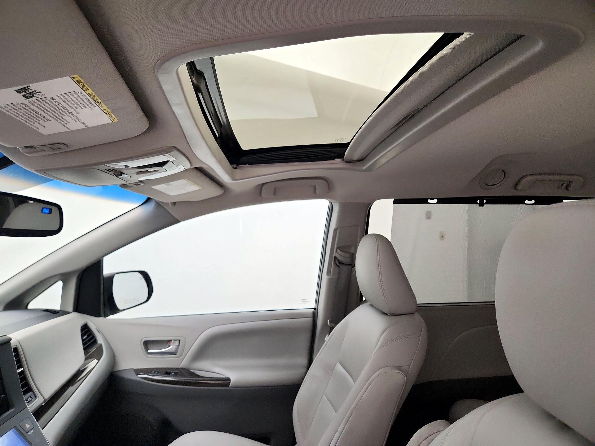 Thumbnail: 2017 Toyota Sienna - 20