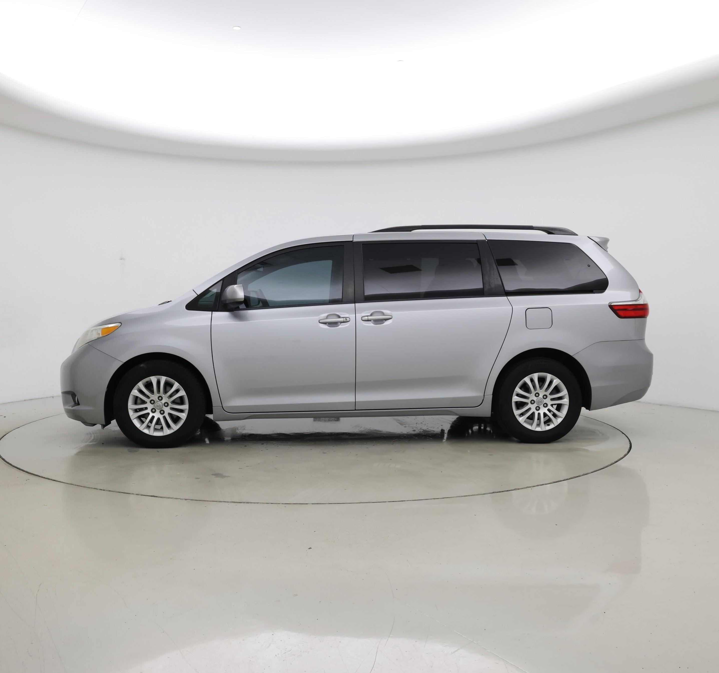 Thumbnail: 2017 Toyota Sienna - 3