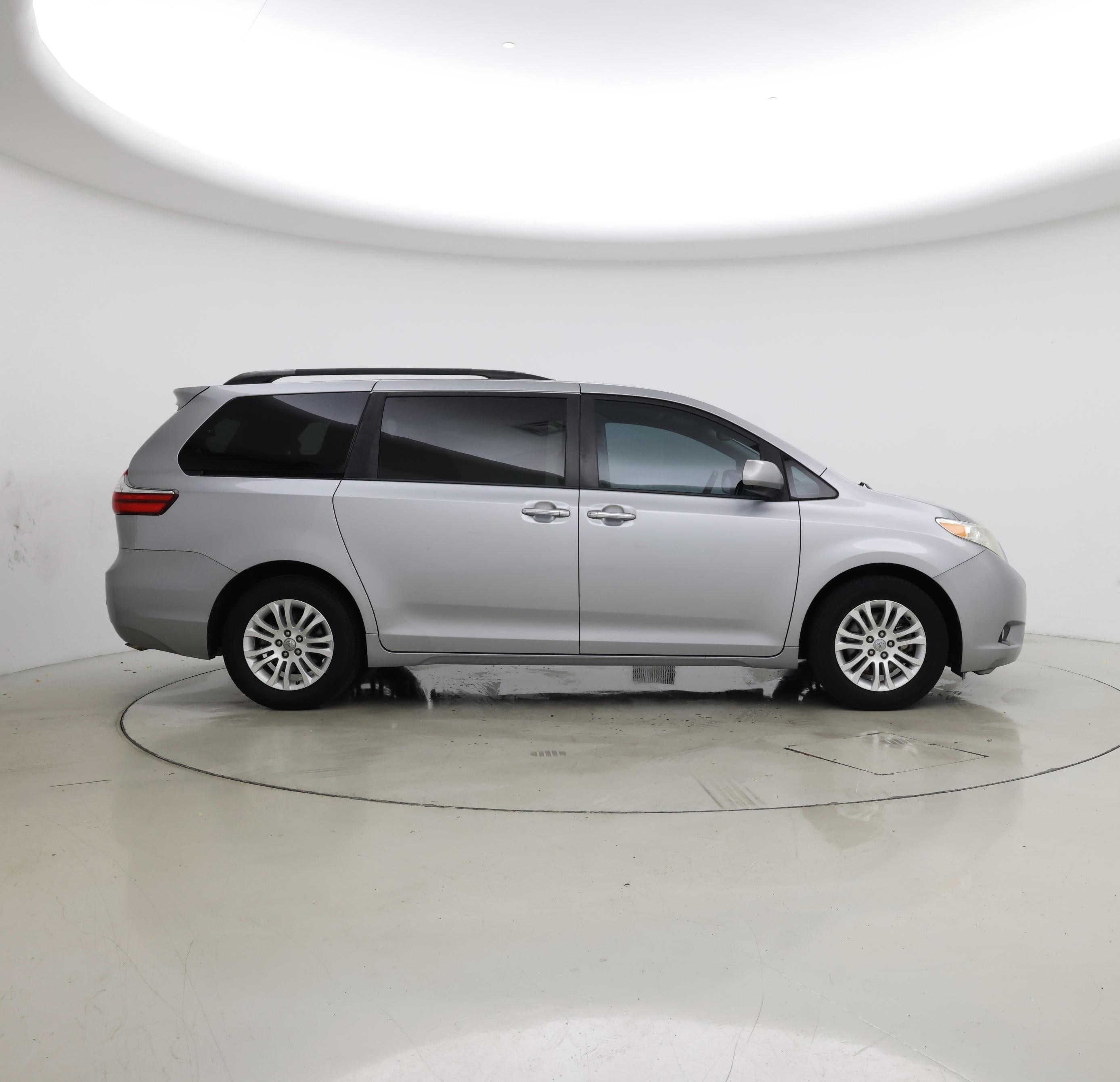 Thumbnail: 2017 Toyota Sienna - 7
