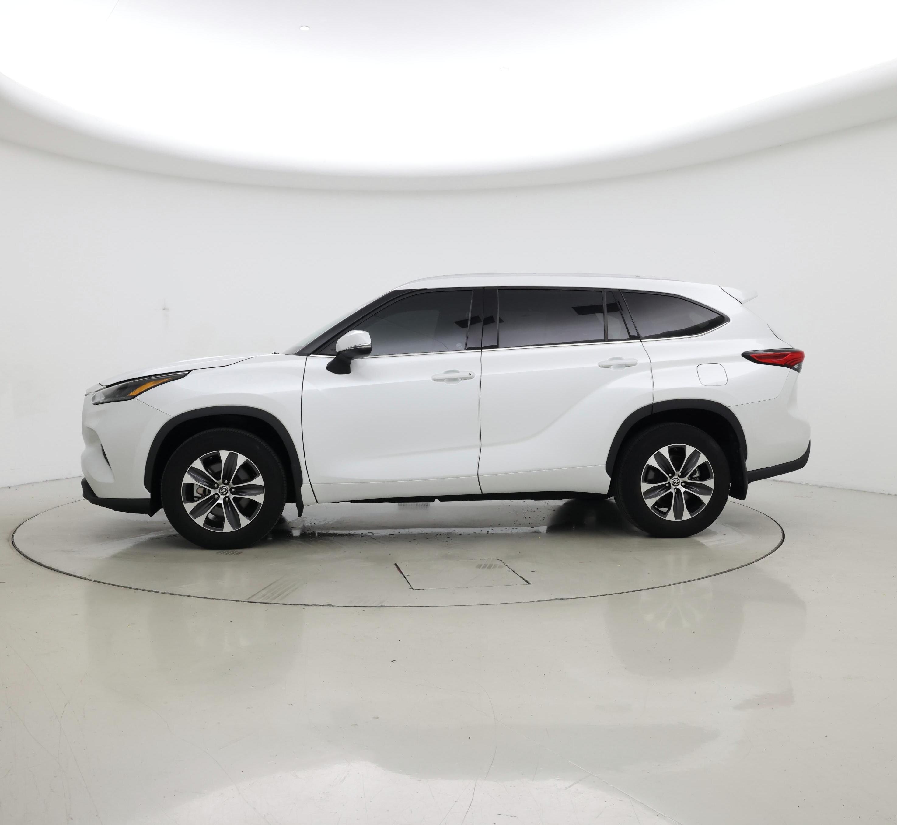 Thumbnail: 2022 Toyota Highlander - 3