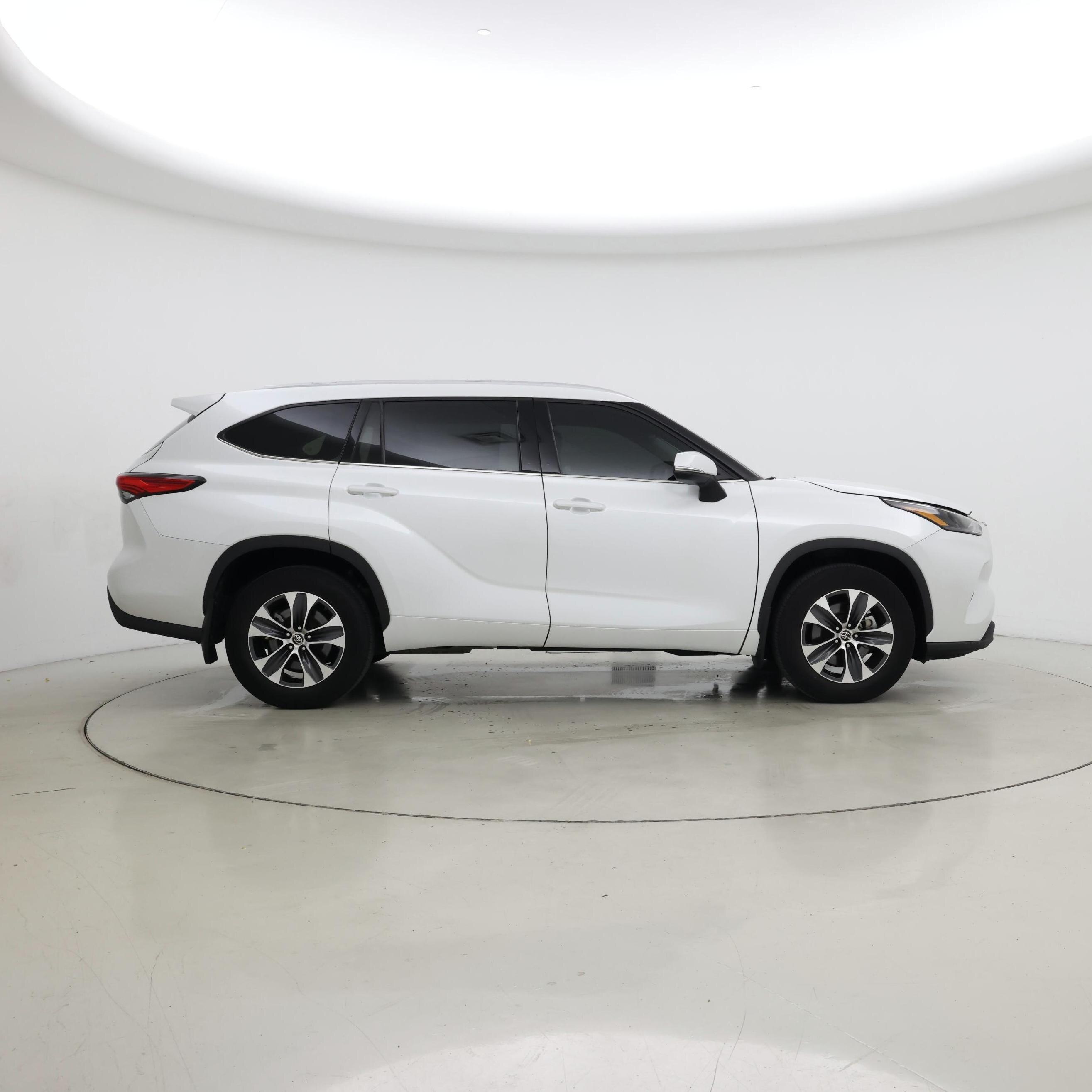 Thumbnail: 2022 Toyota Highlander - 7