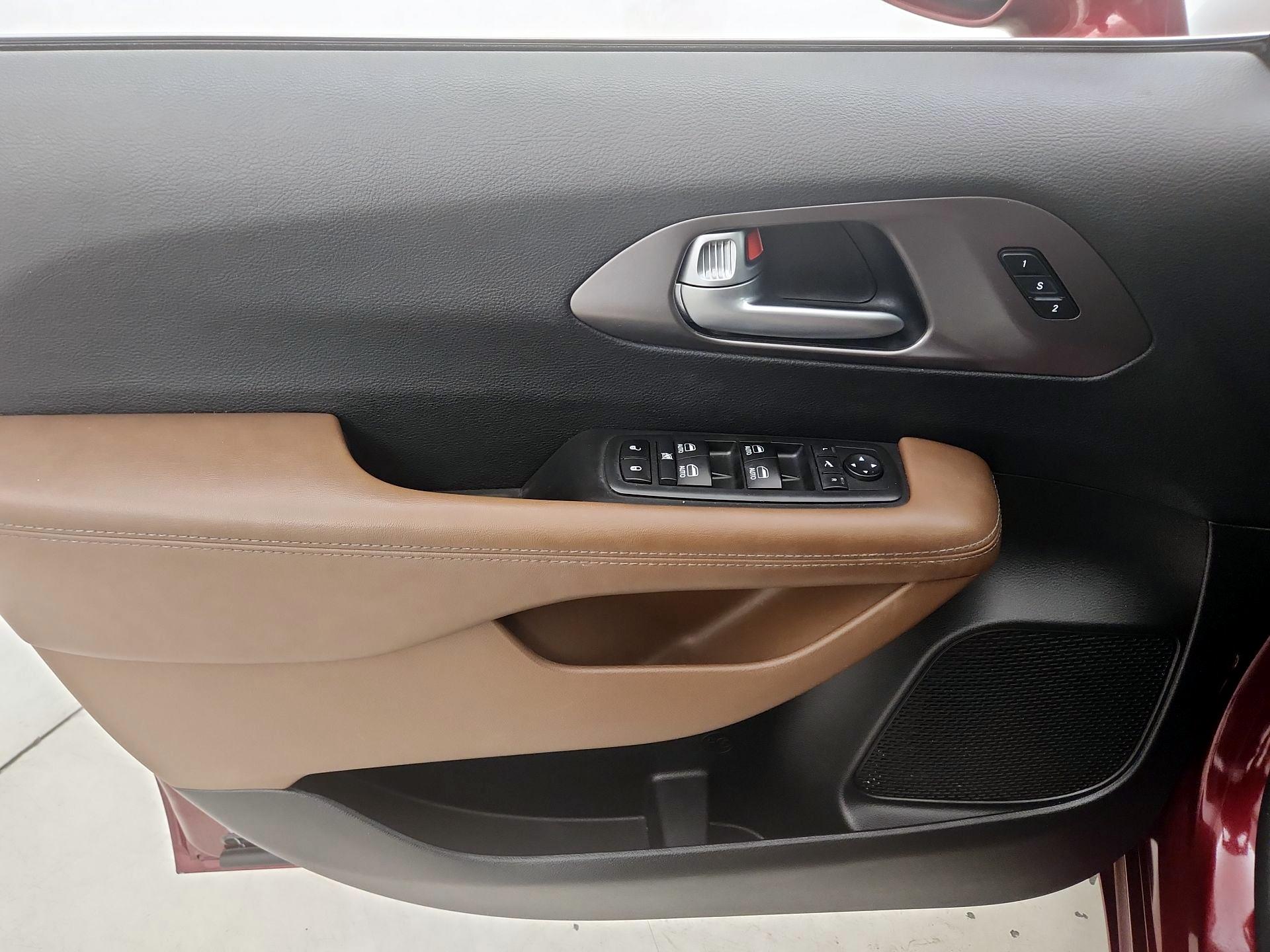 Thumbnail: 2018 Chrysler Pacifica - 12