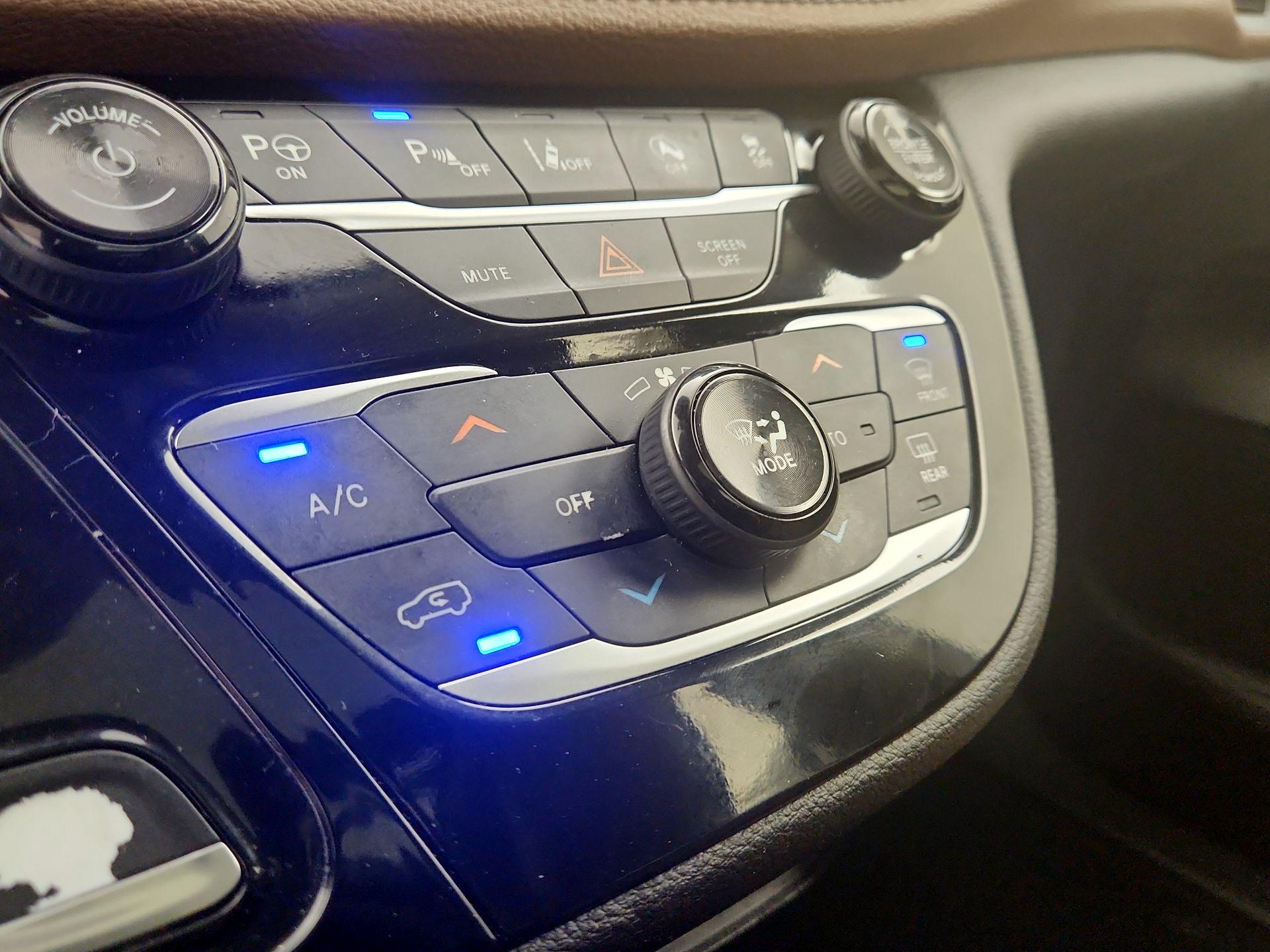 Thumbnail: 2018 Chrysler Pacifica - 17