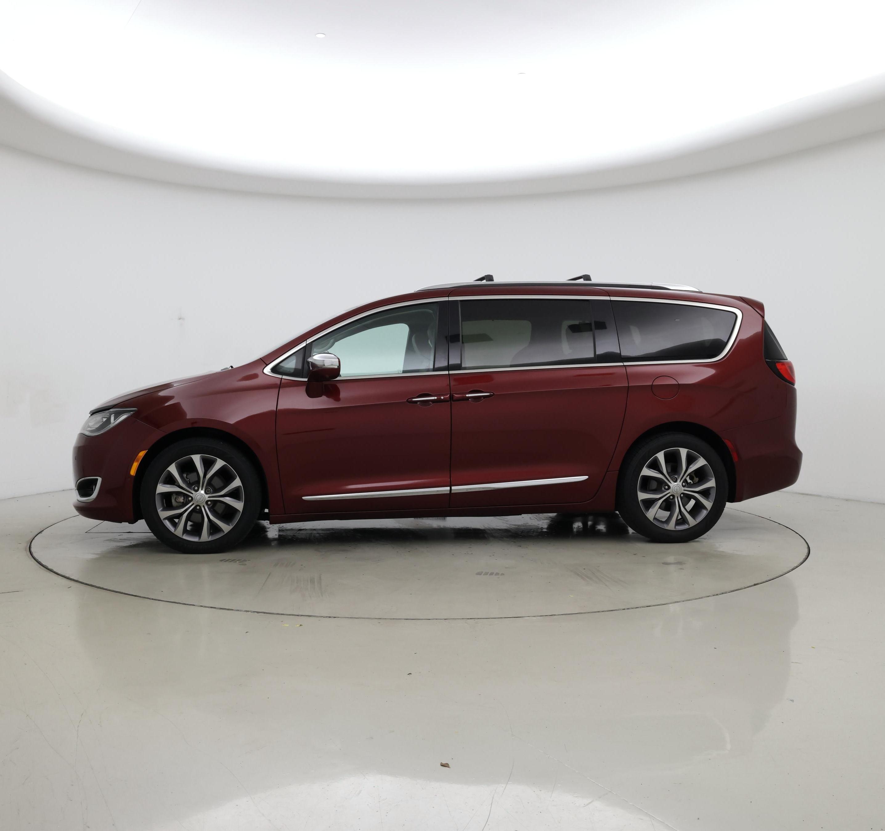 Thumbnail: 2018 Chrysler Pacifica - 3