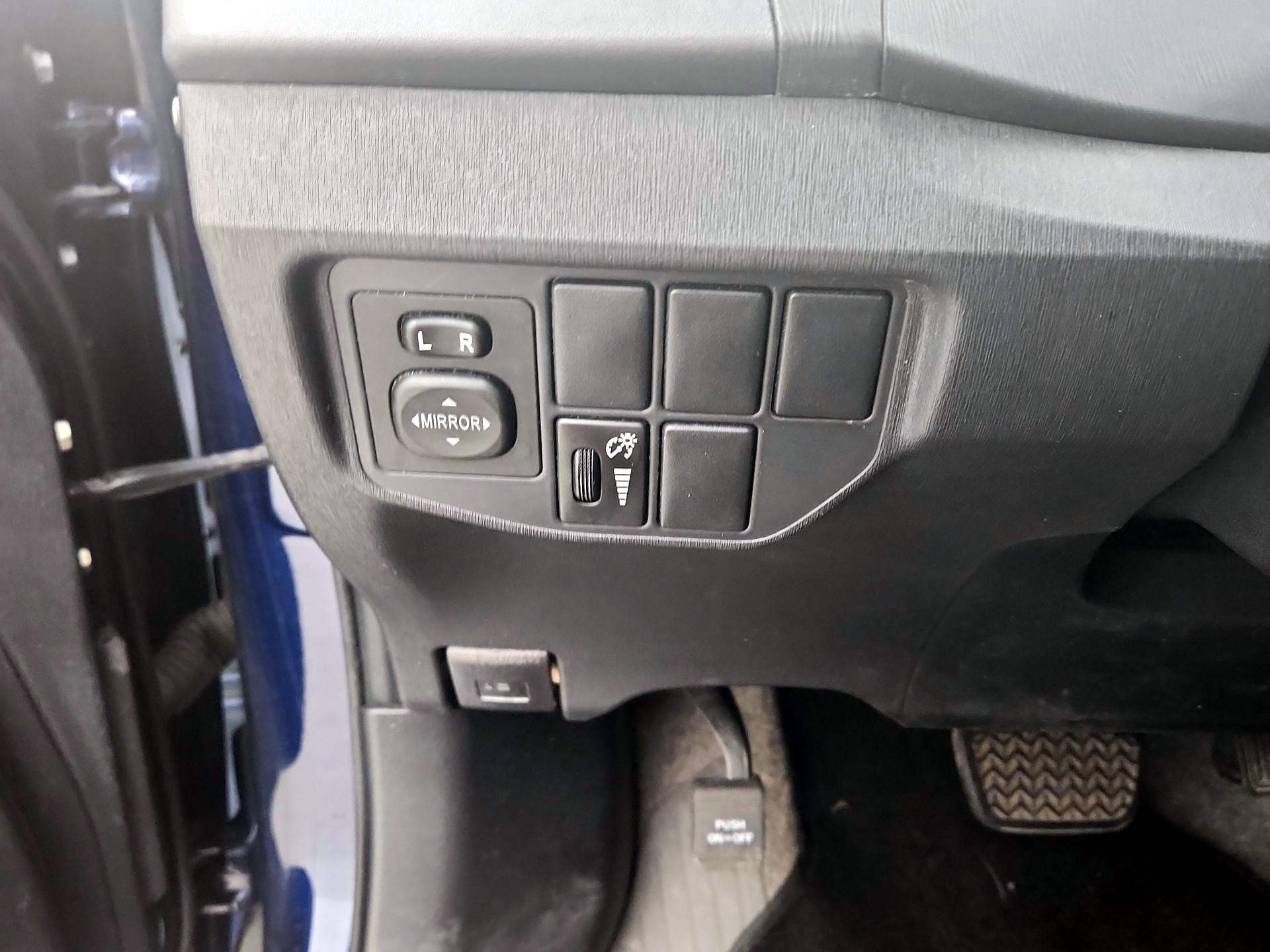Thumbnail: 2013 Toyota Prius - 13