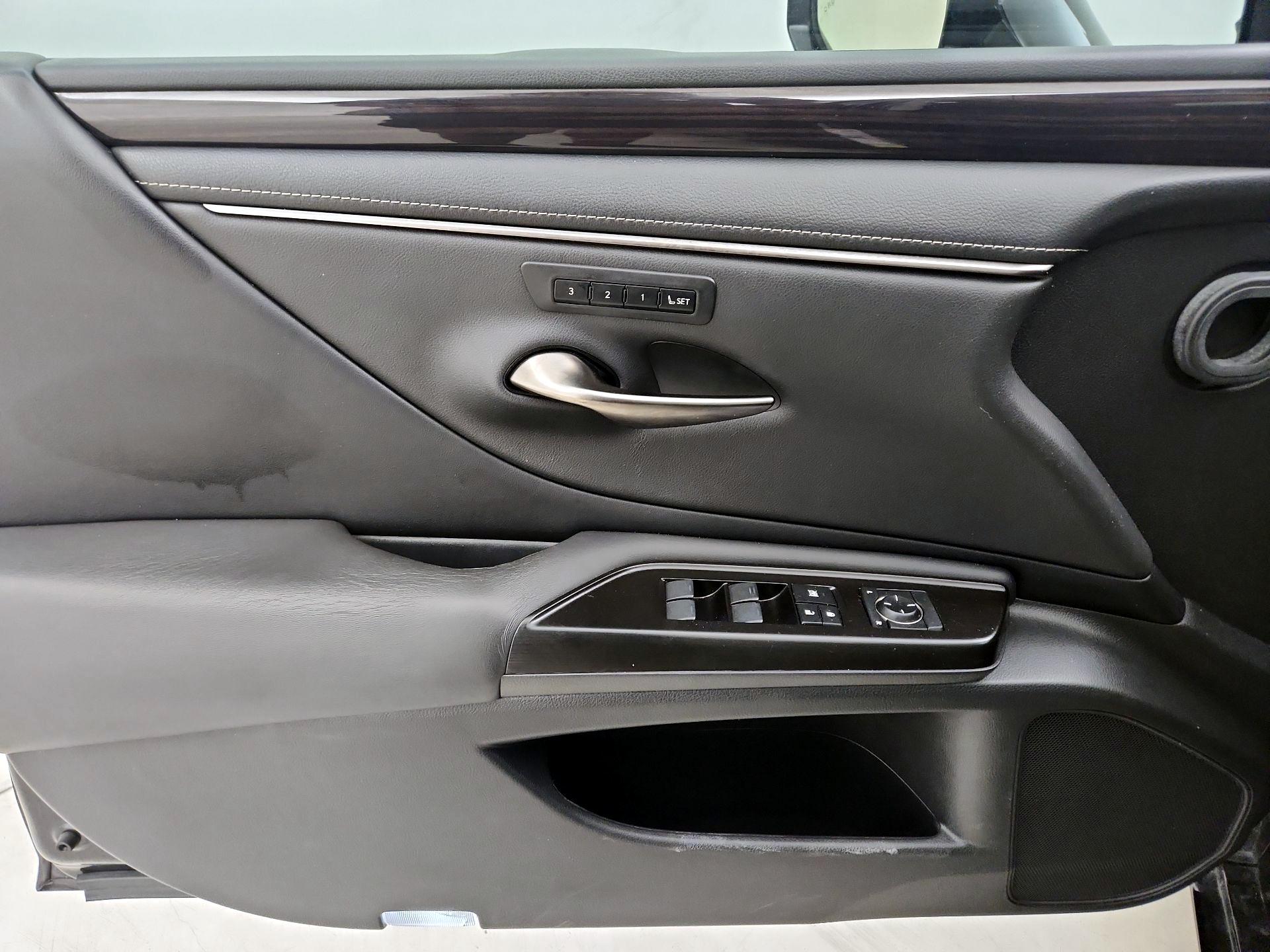 Thumbnail: 2019 Lexus ES - 12