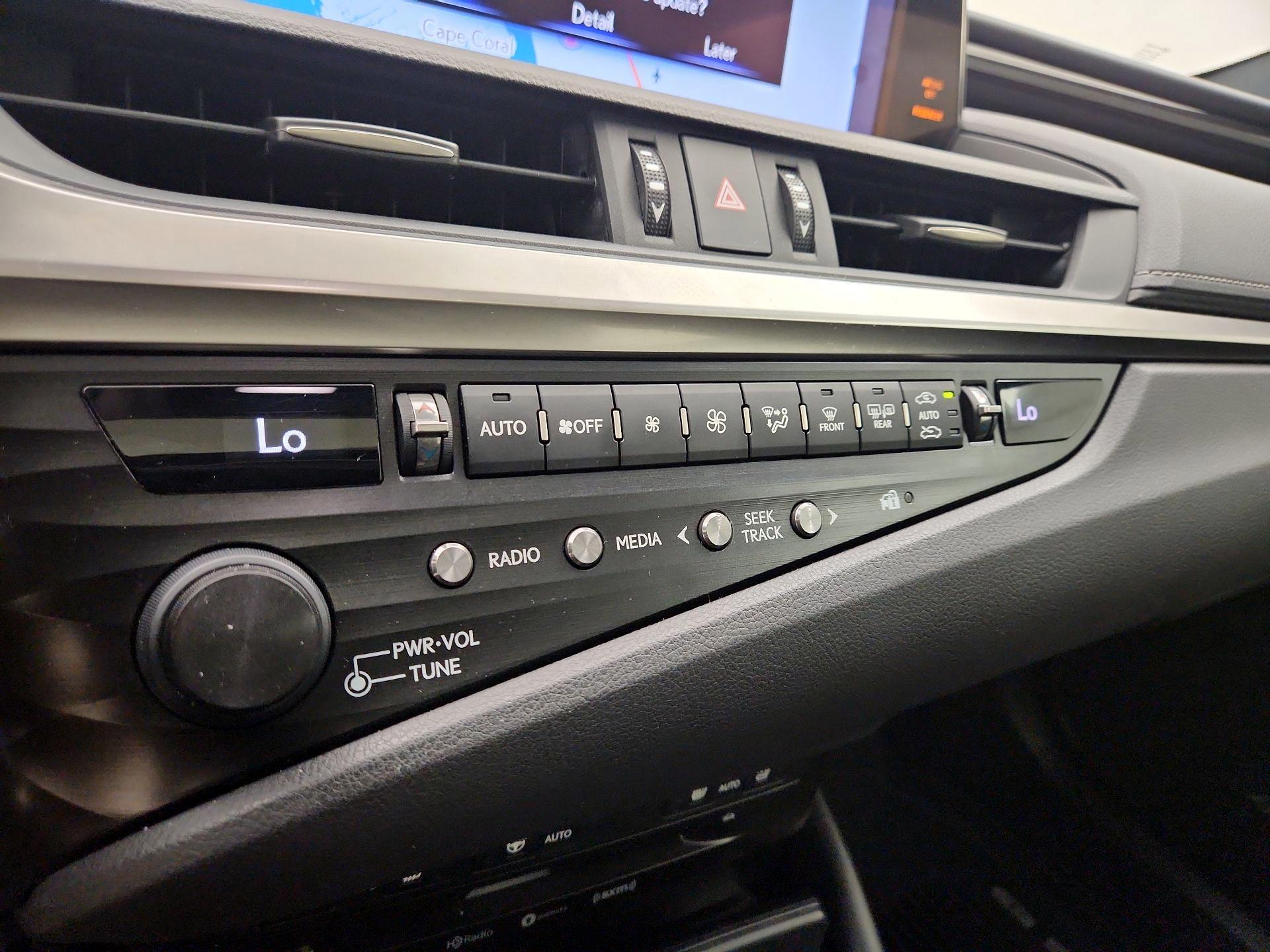 Thumbnail: 2019 Lexus ES - 17
