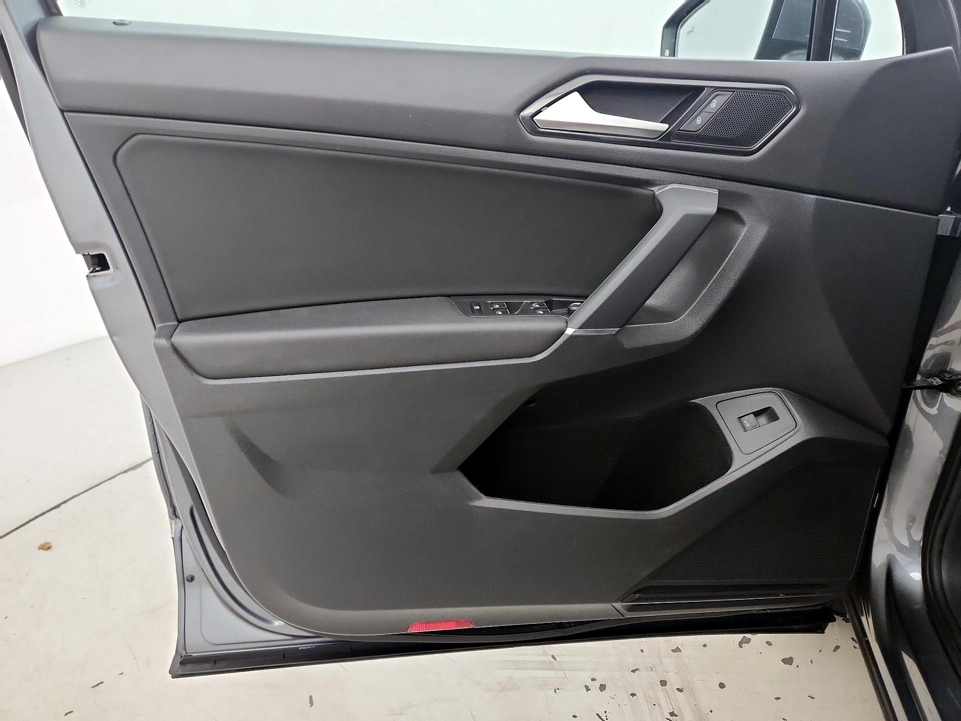 Thumbnail: 2018 Volkswagen Tiguan - 12