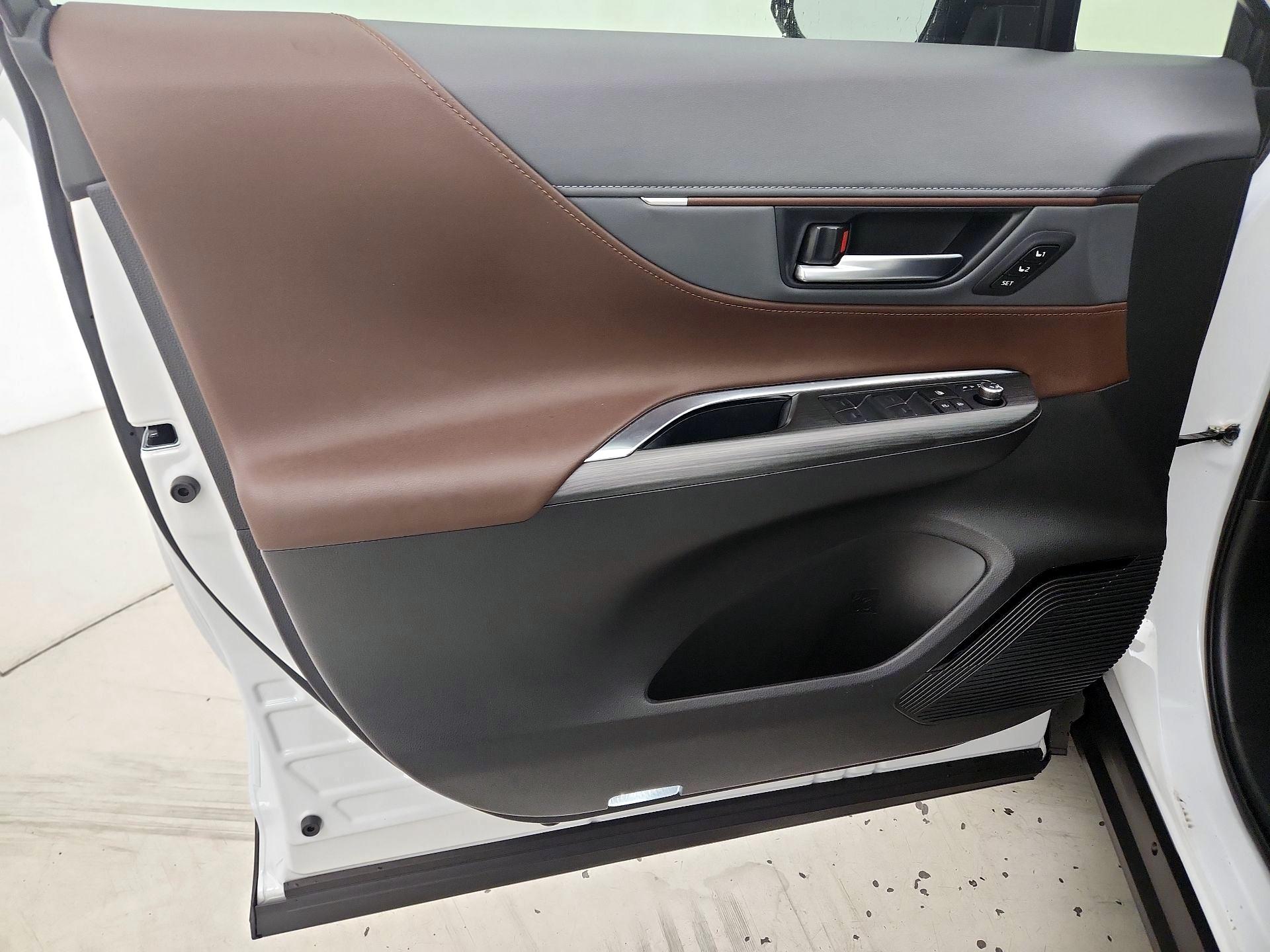 Thumbnail: 2023 Toyota Venza - 12