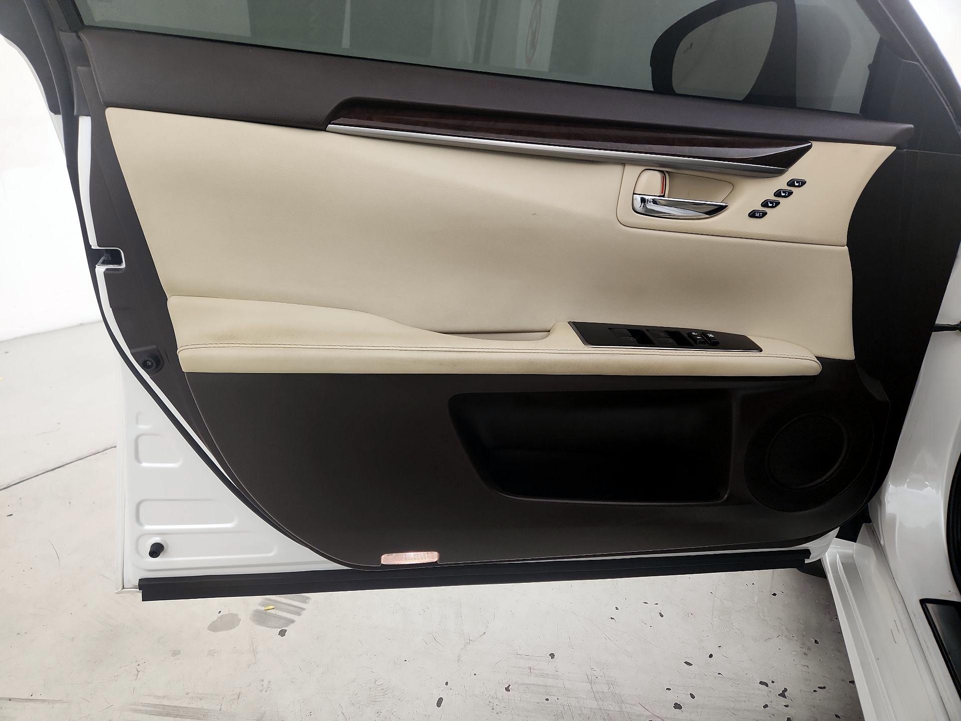 Thumbnail: 2017 Lexus ES - 12