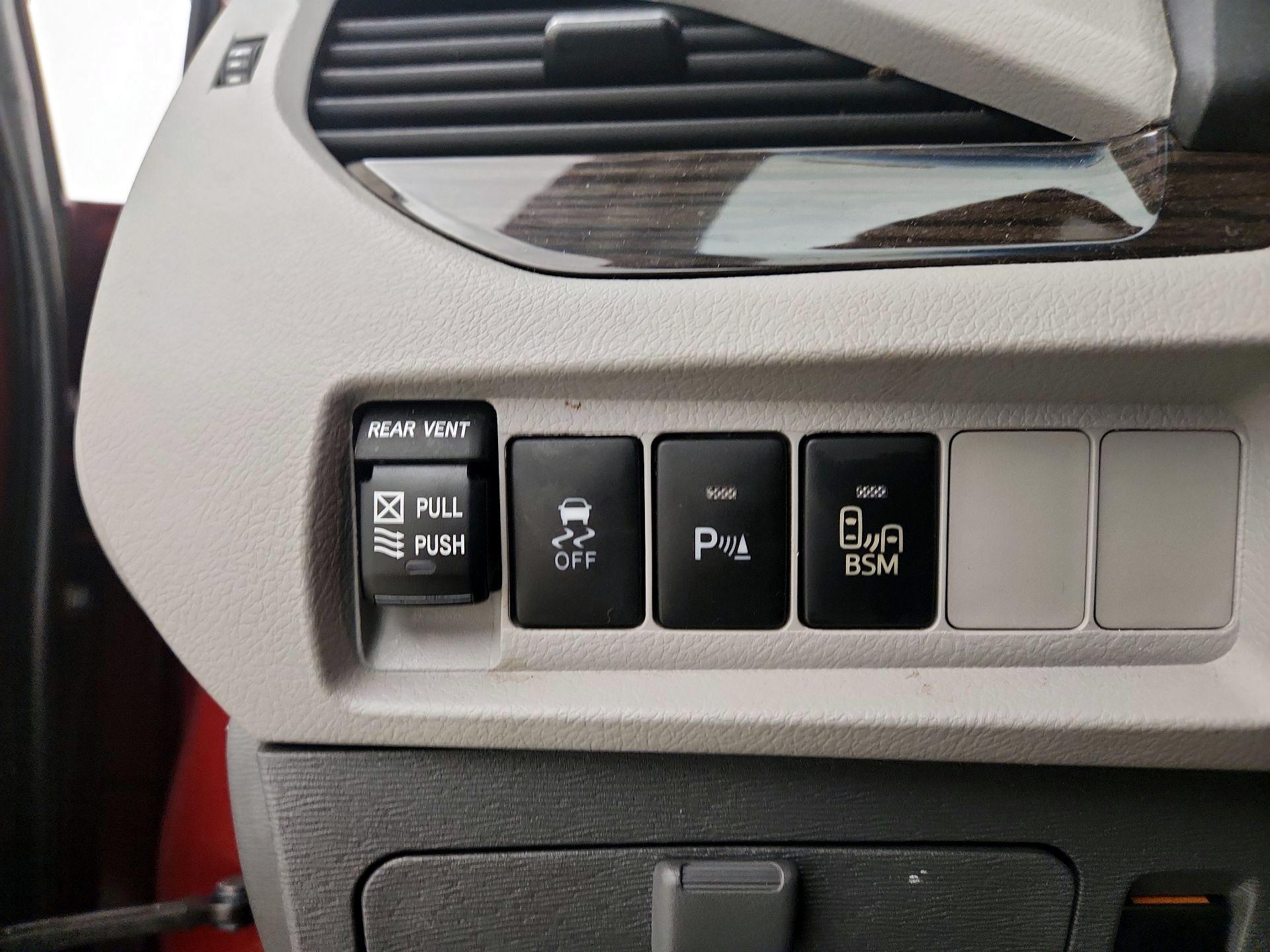 Thumbnail: 2015 Toyota Sienna - 13