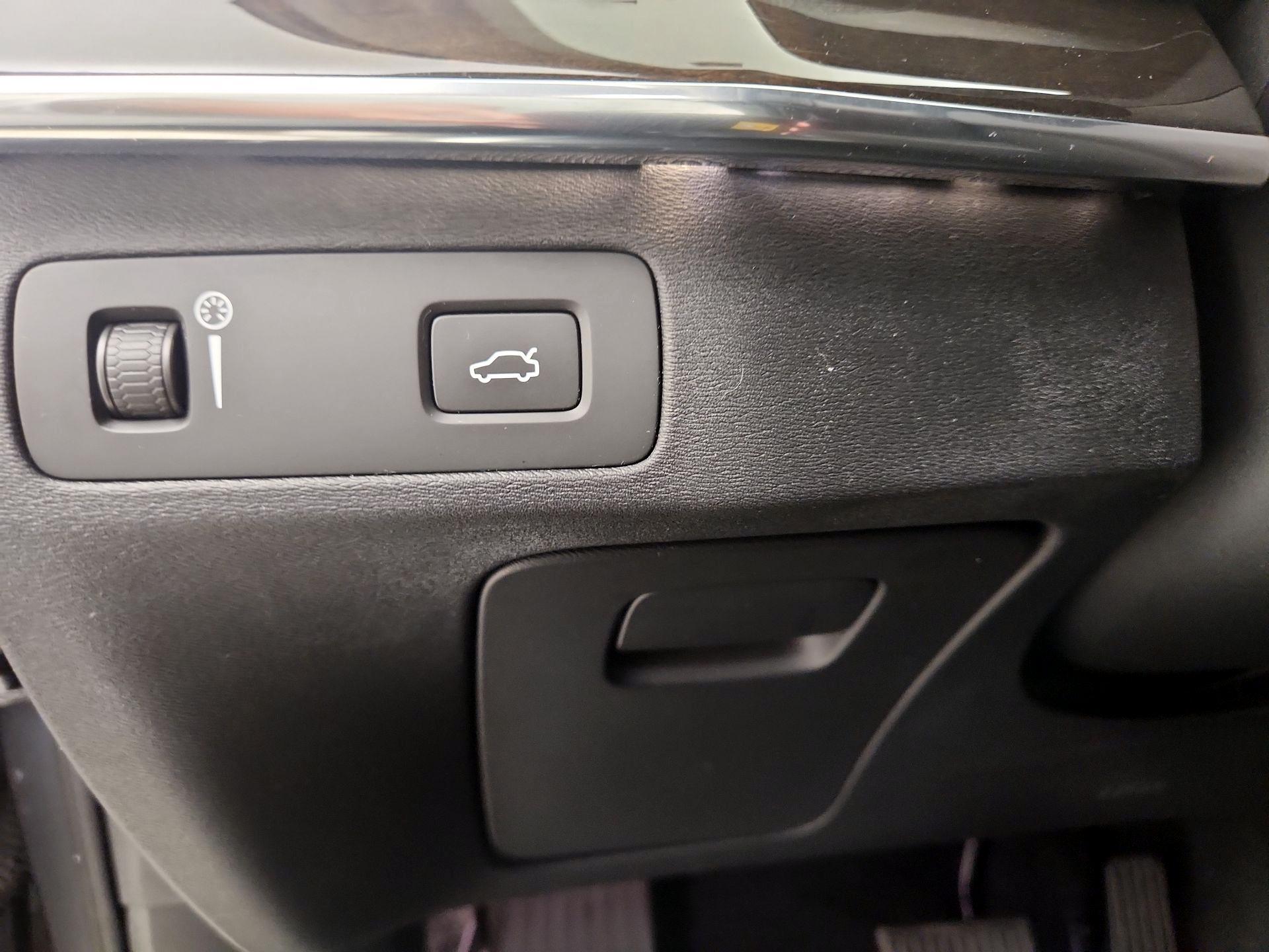 Thumbnail: 2016 Volvo XC90 - 13