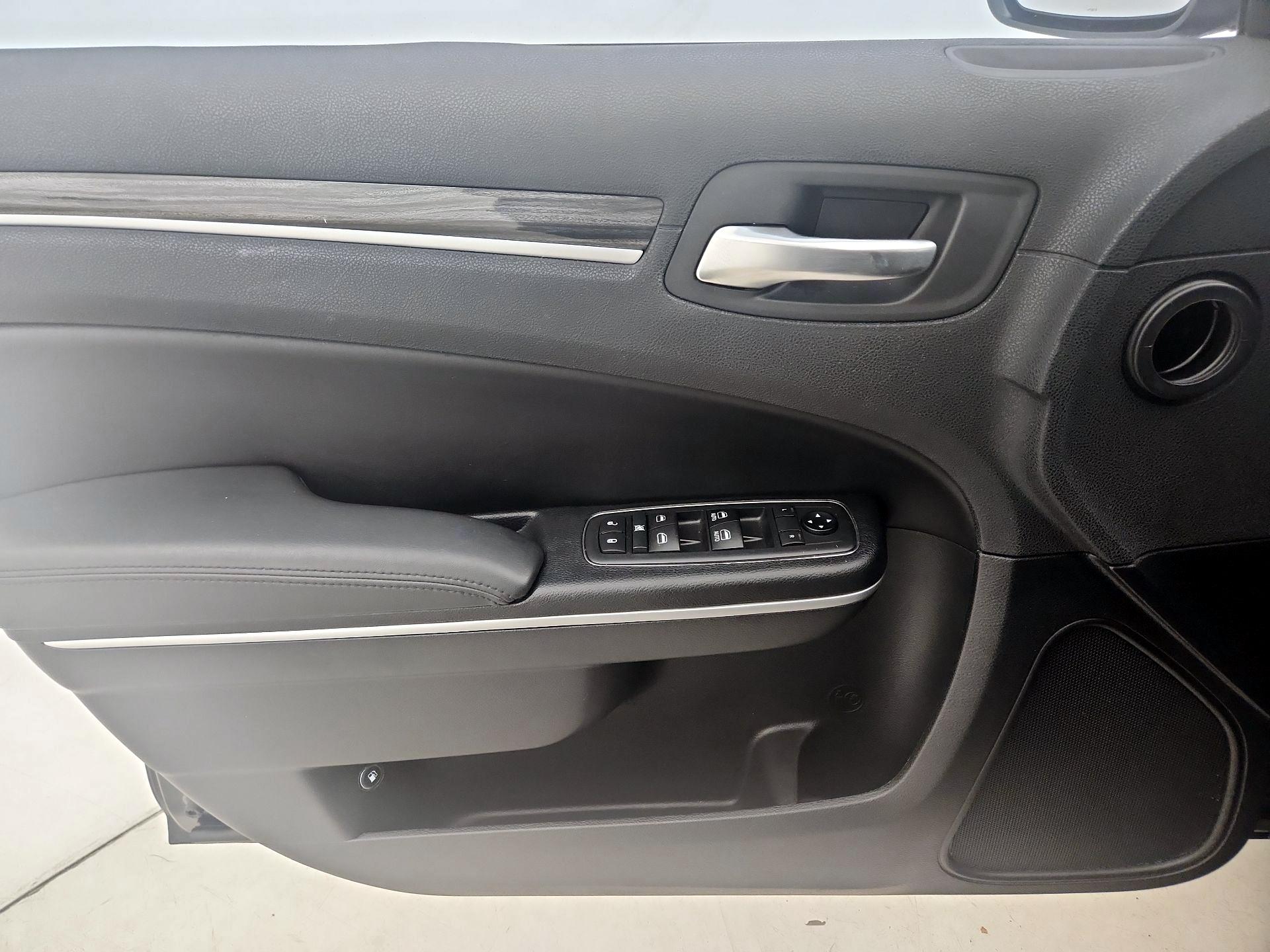 Thumbnail: 2019 Chrysler 300 - 12