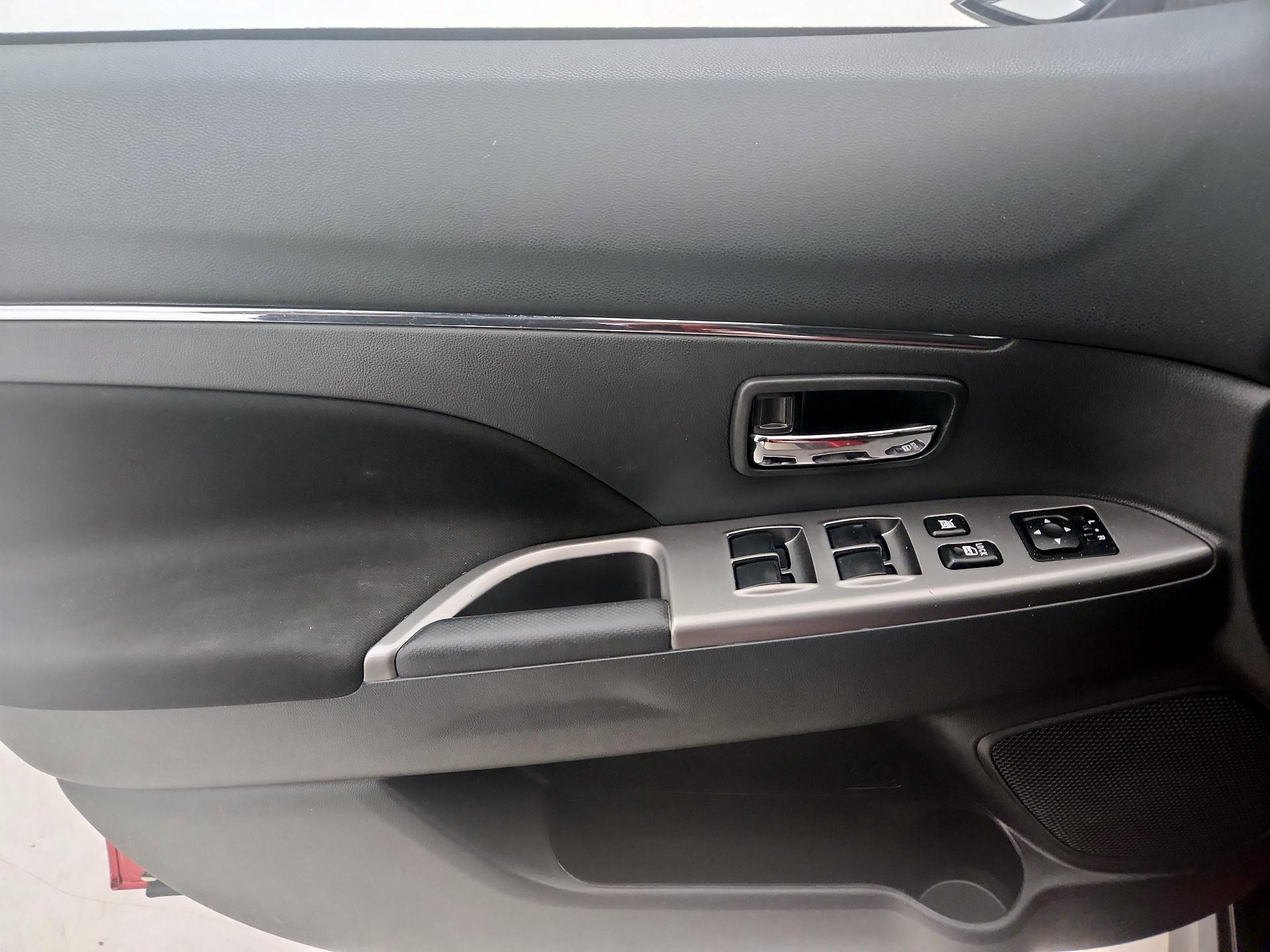 Thumbnail: 2019 Mitsubishi Outlander Sport - 12