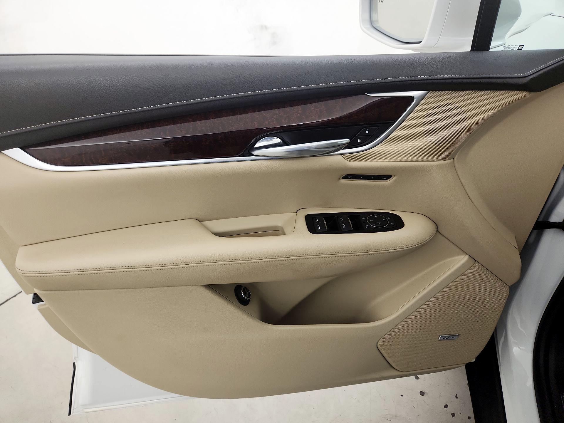 Thumbnail: 2017 Cadillac XT5 - 12