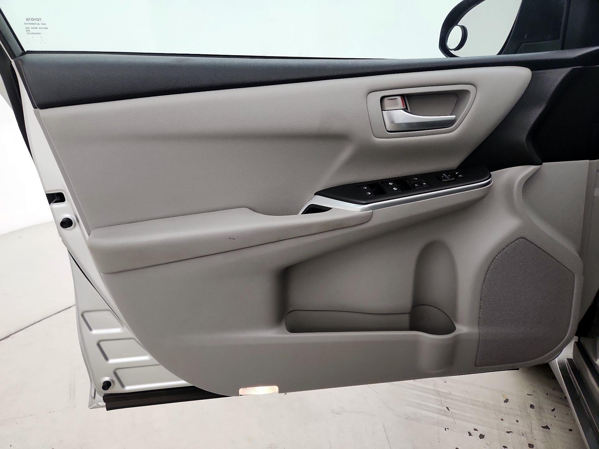 Thumbnail: 2015 Toyota Camry - 12