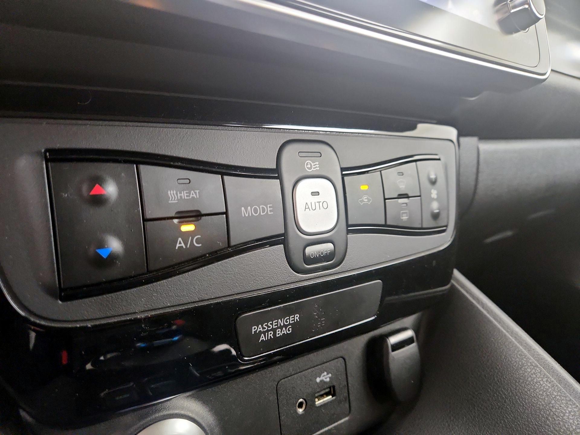 Thumbnail: 2018 Nissan Leaf - 16