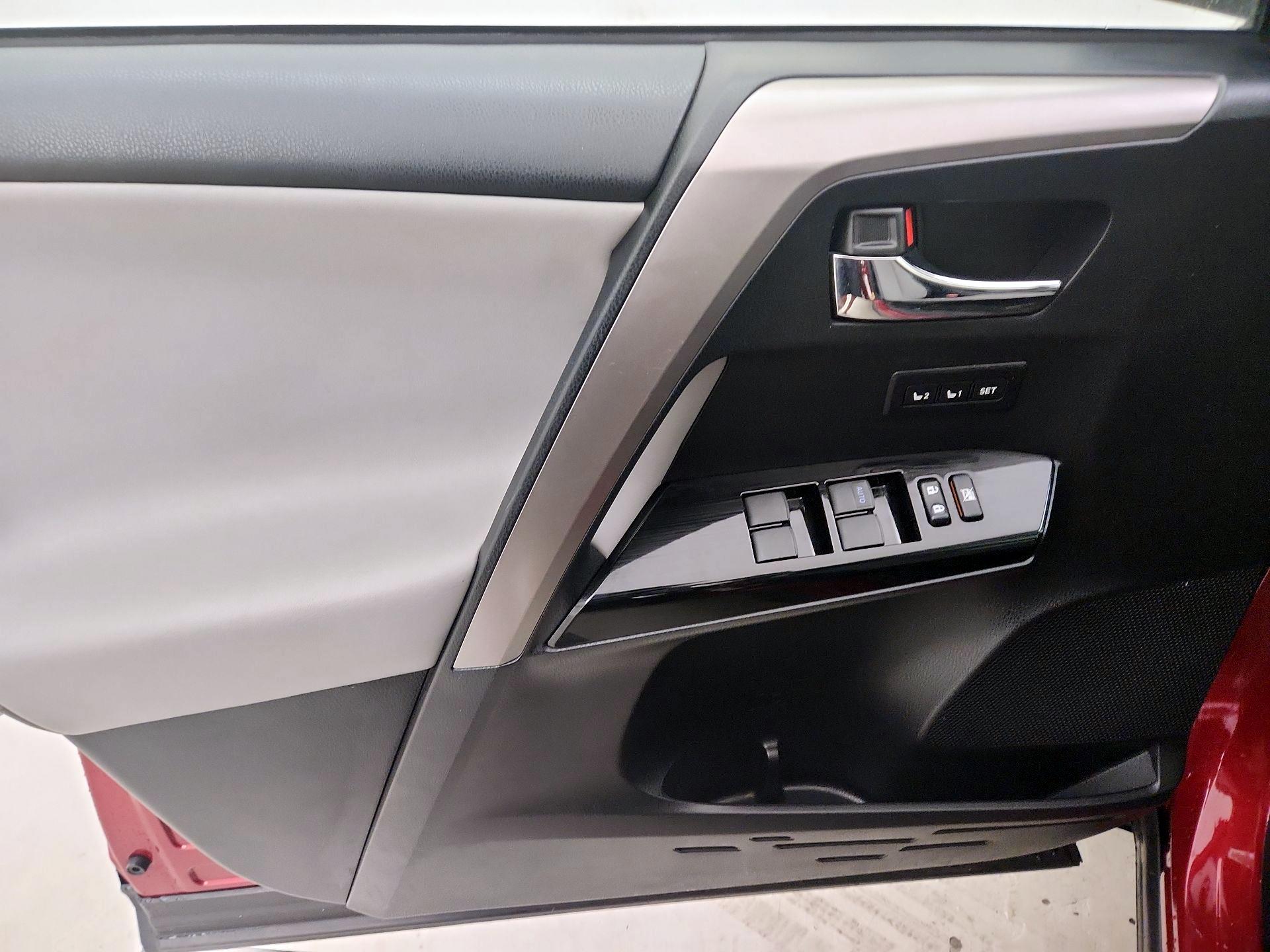 Thumbnail: 2018 Toyota RAV4 - 12