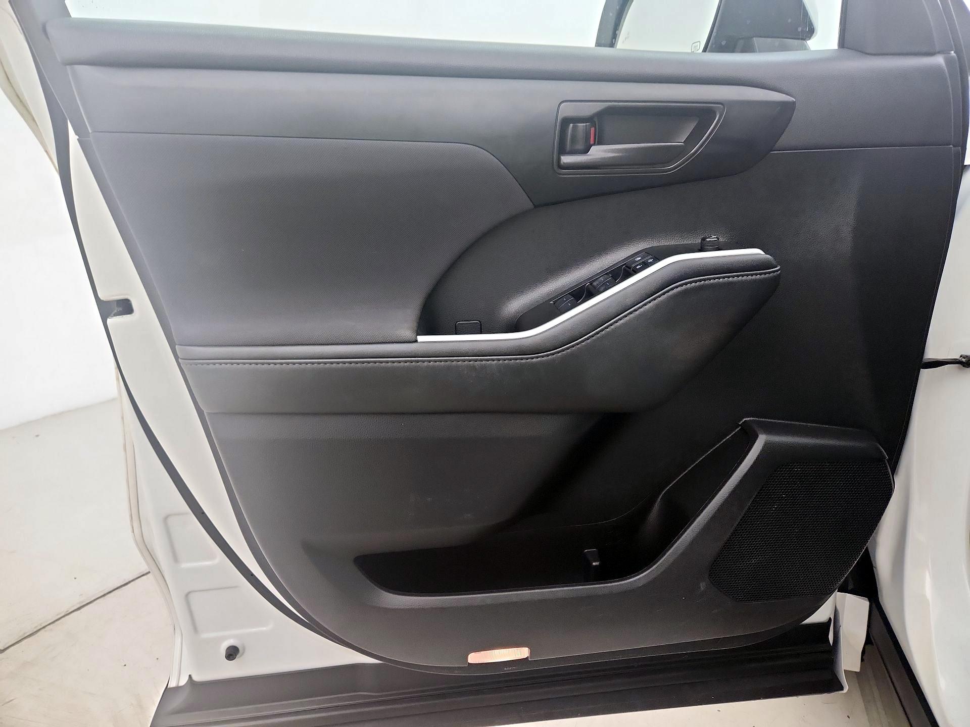 Thumbnail: 2021 Toyota Highlander - 12