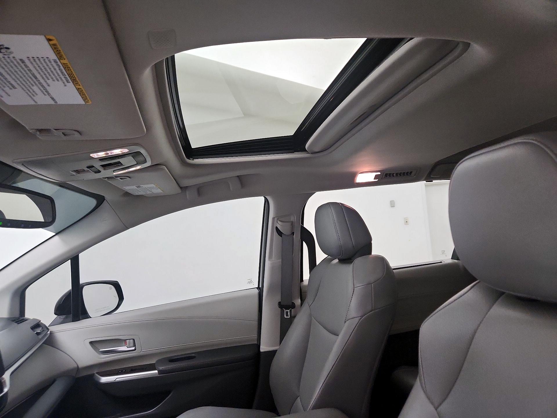 Thumbnail: 2022 Toyota Sienna - 19