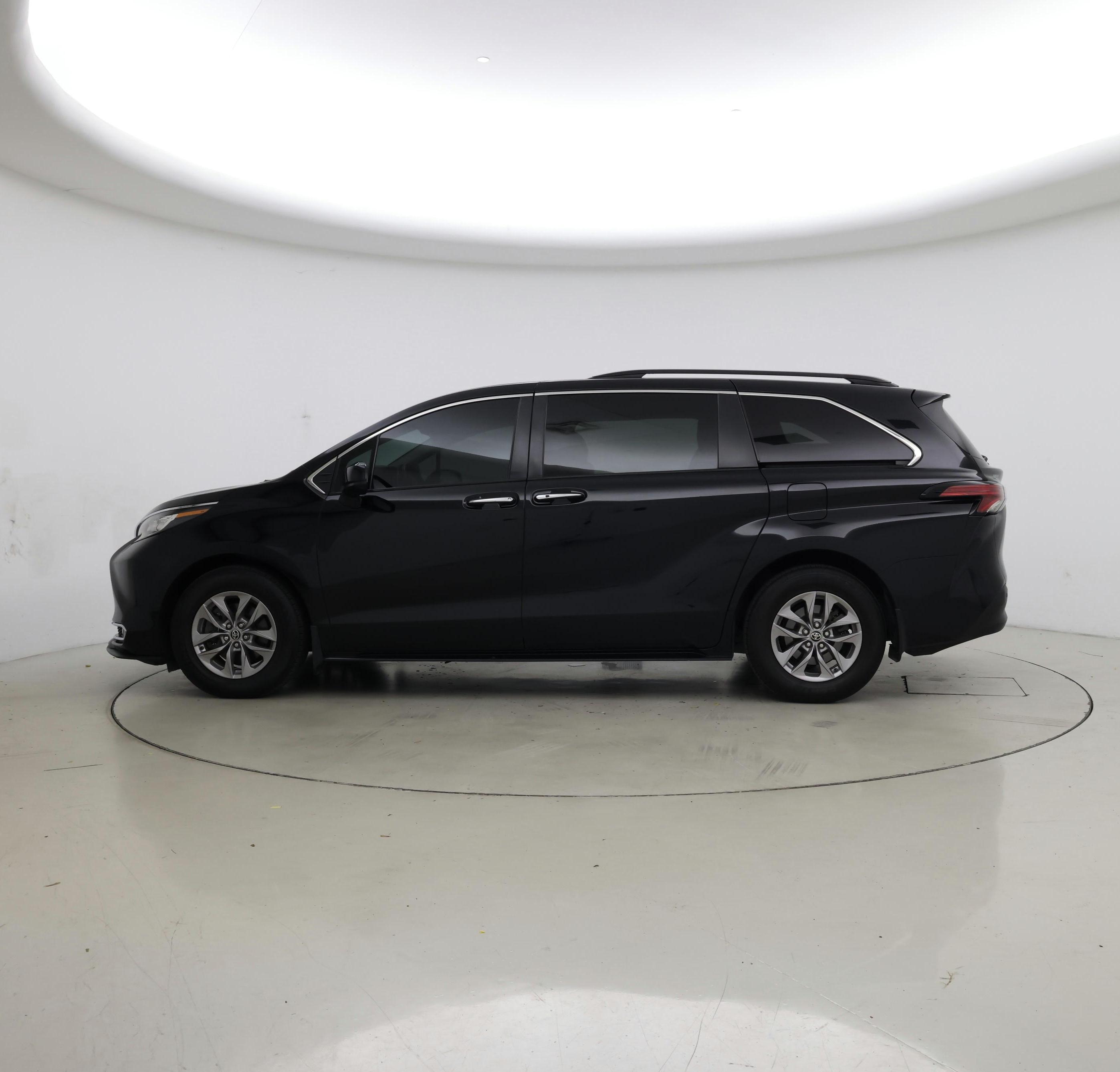Thumbnail: 2022 Toyota Sienna - 3
