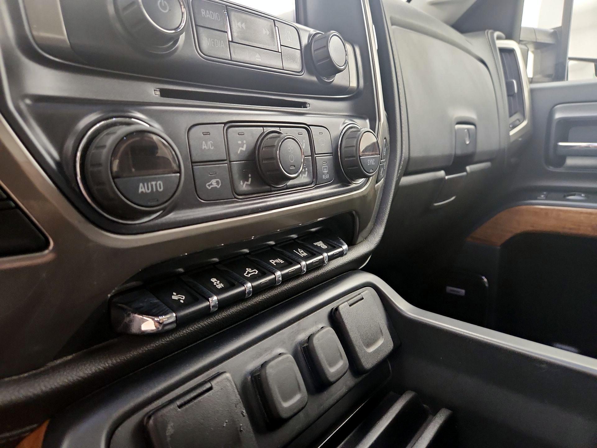 Thumbnail: 2018 Chevrolet Silverado 3500 - 17