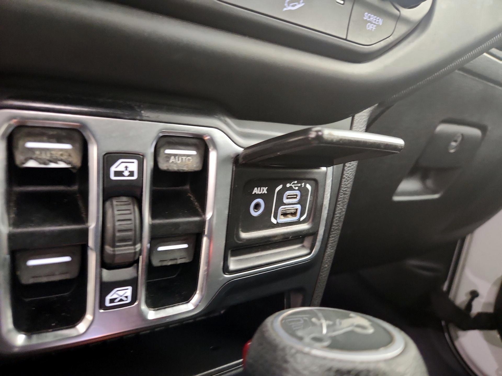 Thumbnail: 2019 Jeep Wrangler - 18