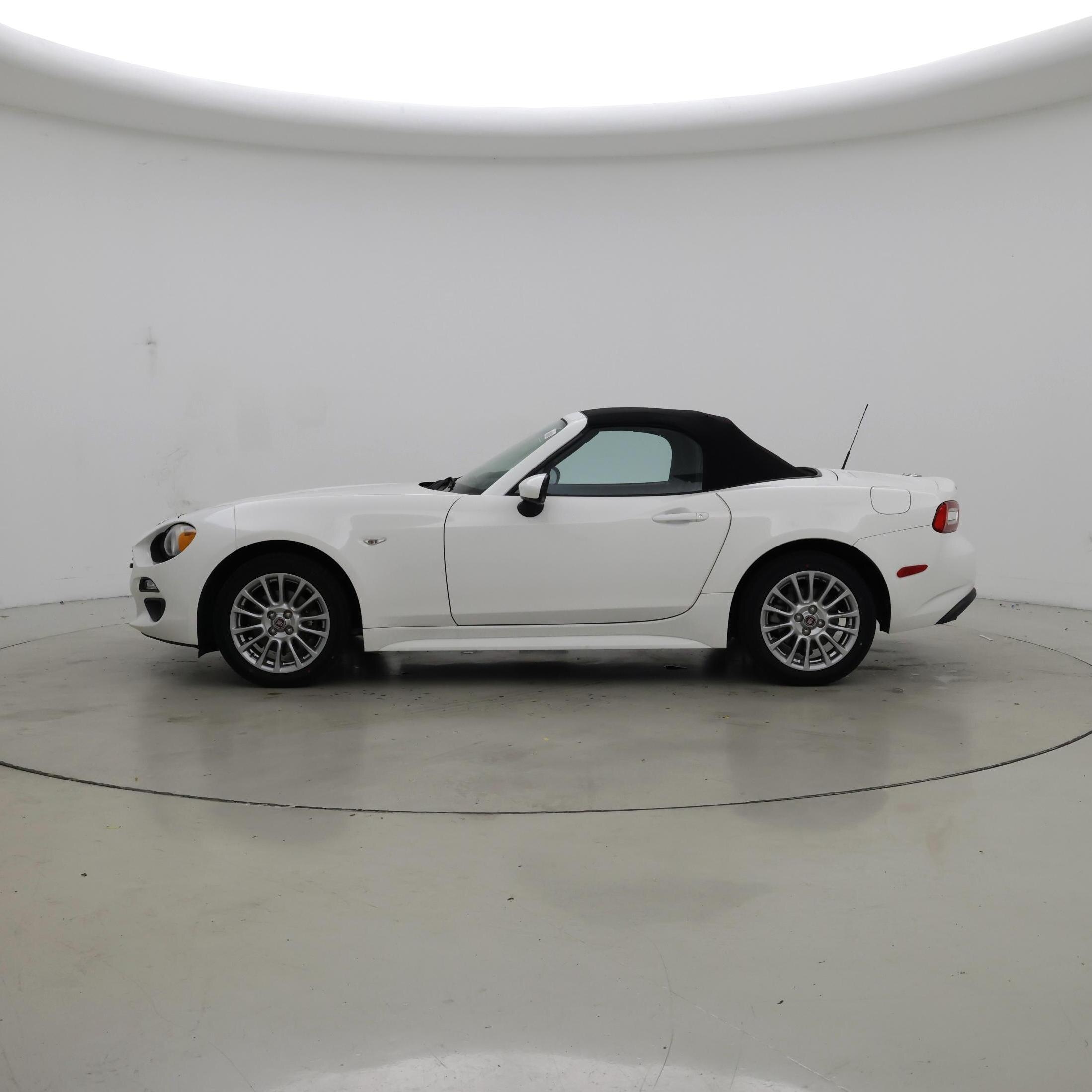 Thumbnail: 2017 Fiat 124 Spider - 3