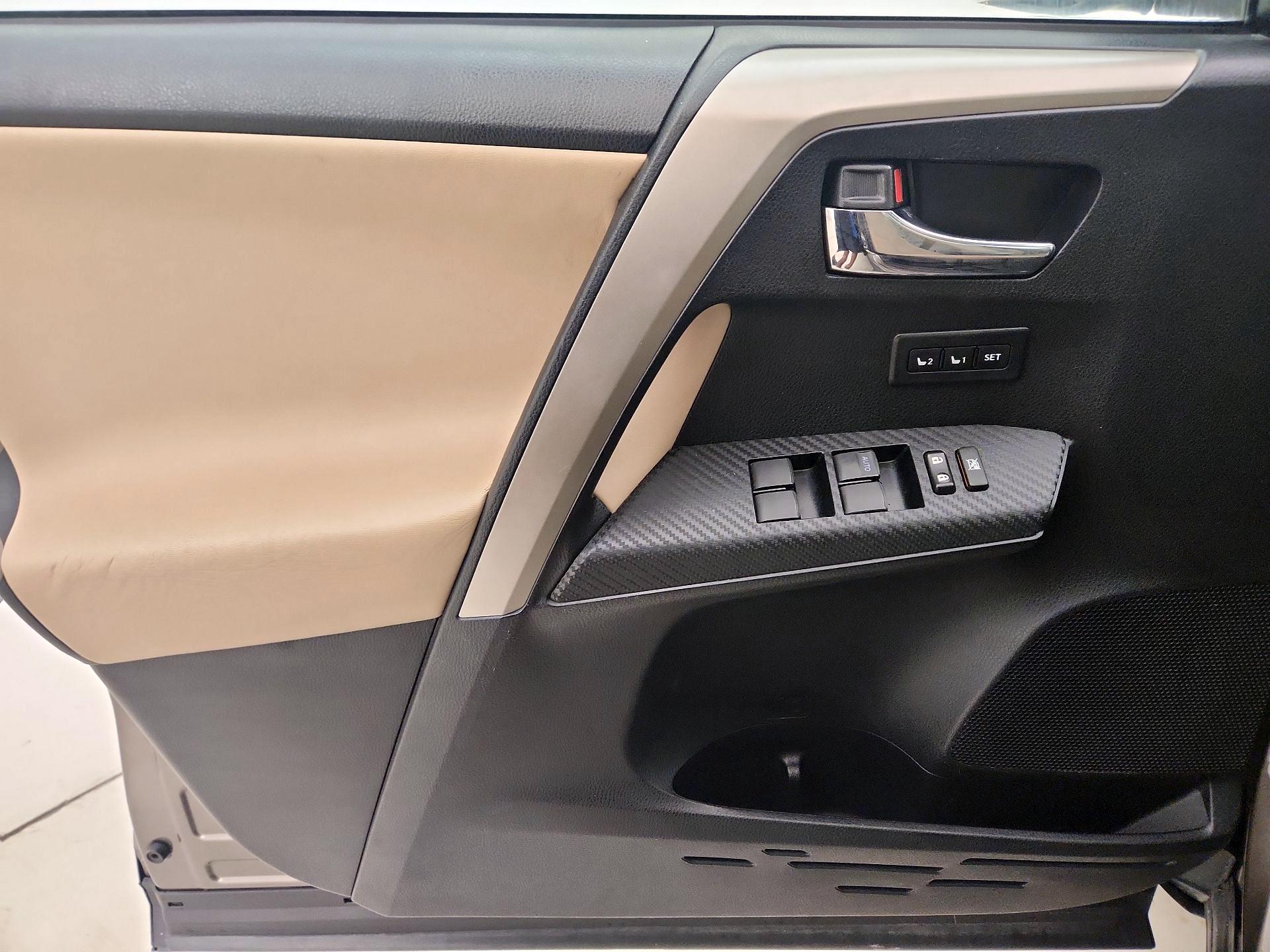 Thumbnail: 2015 Toyota RAV4 - 12