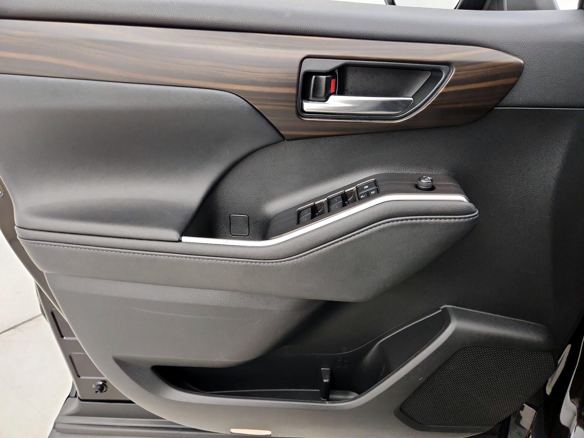 Thumbnail: 2021 Toyota Highlander - 12