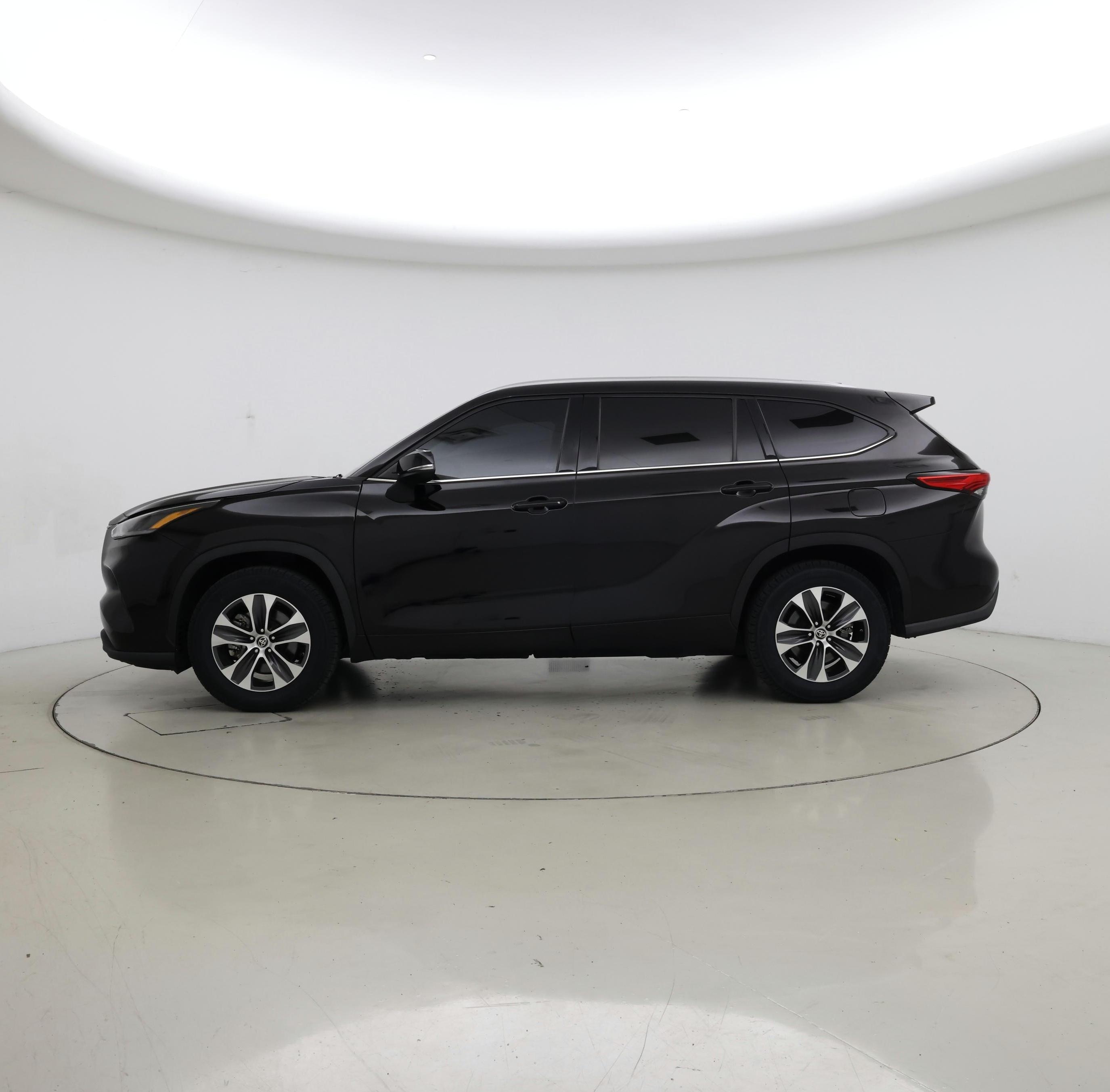 Thumbnail: 2021 Toyota Highlander - 3