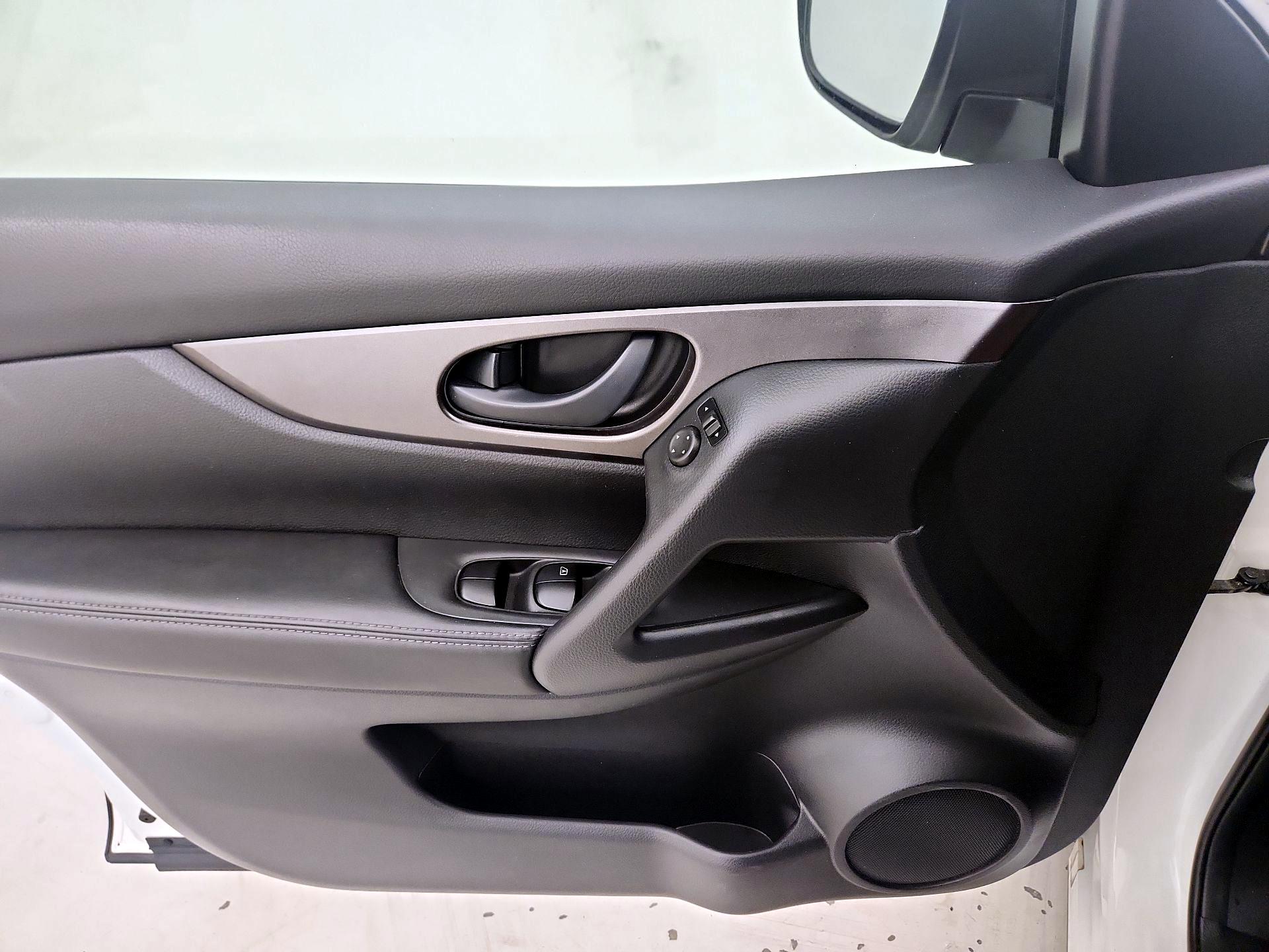 Thumbnail: 2017 Nissan Rogue Sport - 12