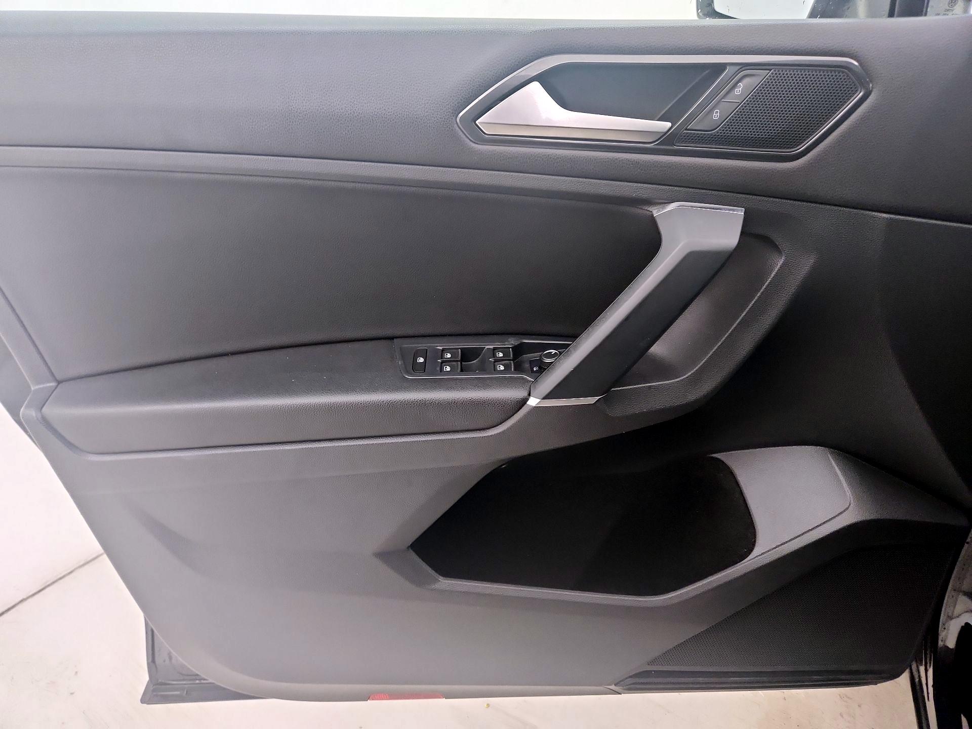 Thumbnail: 2018 Volkswagen Tiguan - 12