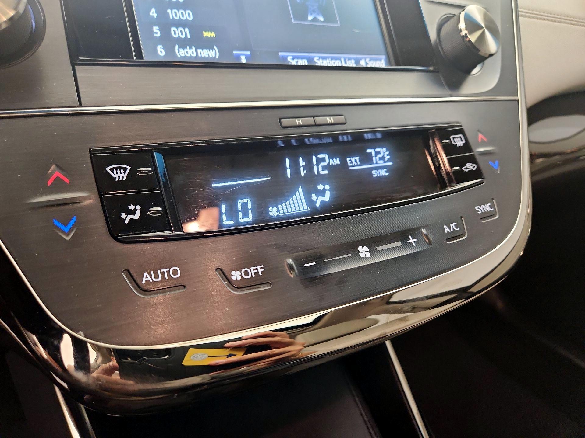Thumbnail: 2015 Toyota Avalon - 16