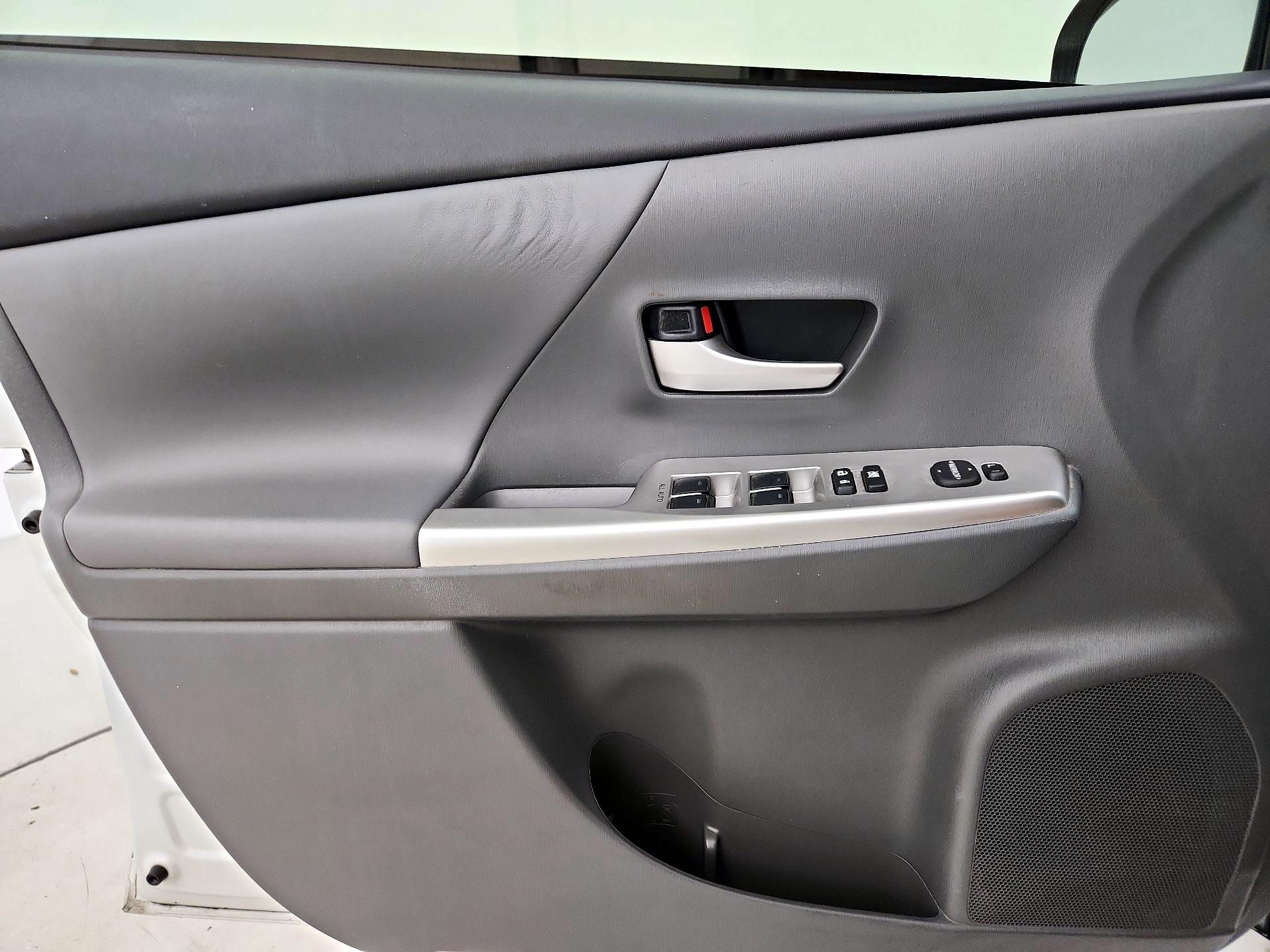 Thumbnail: 2014 Toyota Prius v - 12